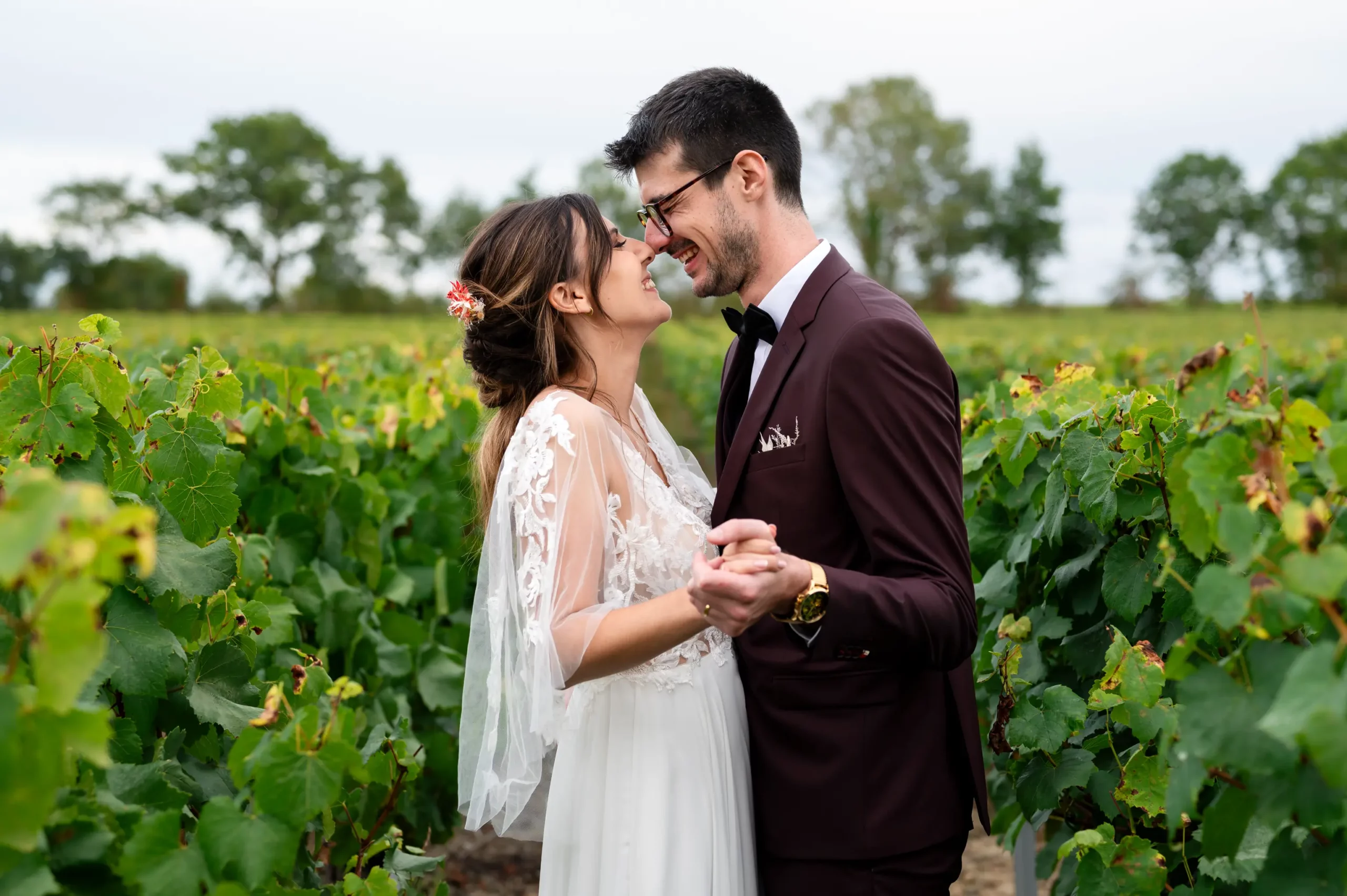 Reportage au jardin cleray dans le vignoble nantais. Cette photo a été prise lors de la séance de coupe dans les vignes sur le domaine. les mariés se regardent