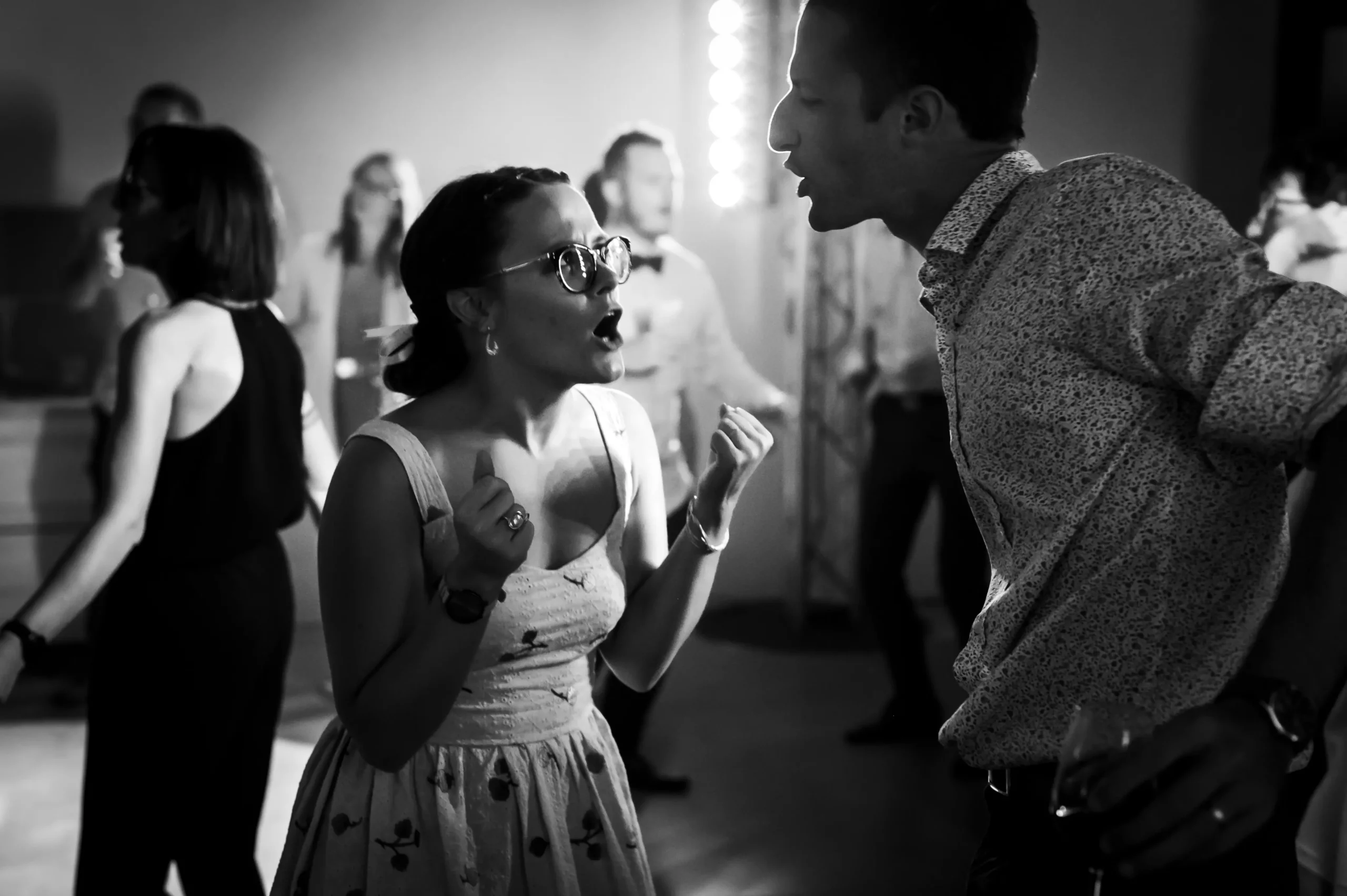 photo d’un couple d’invités dansant lors d’un mariage