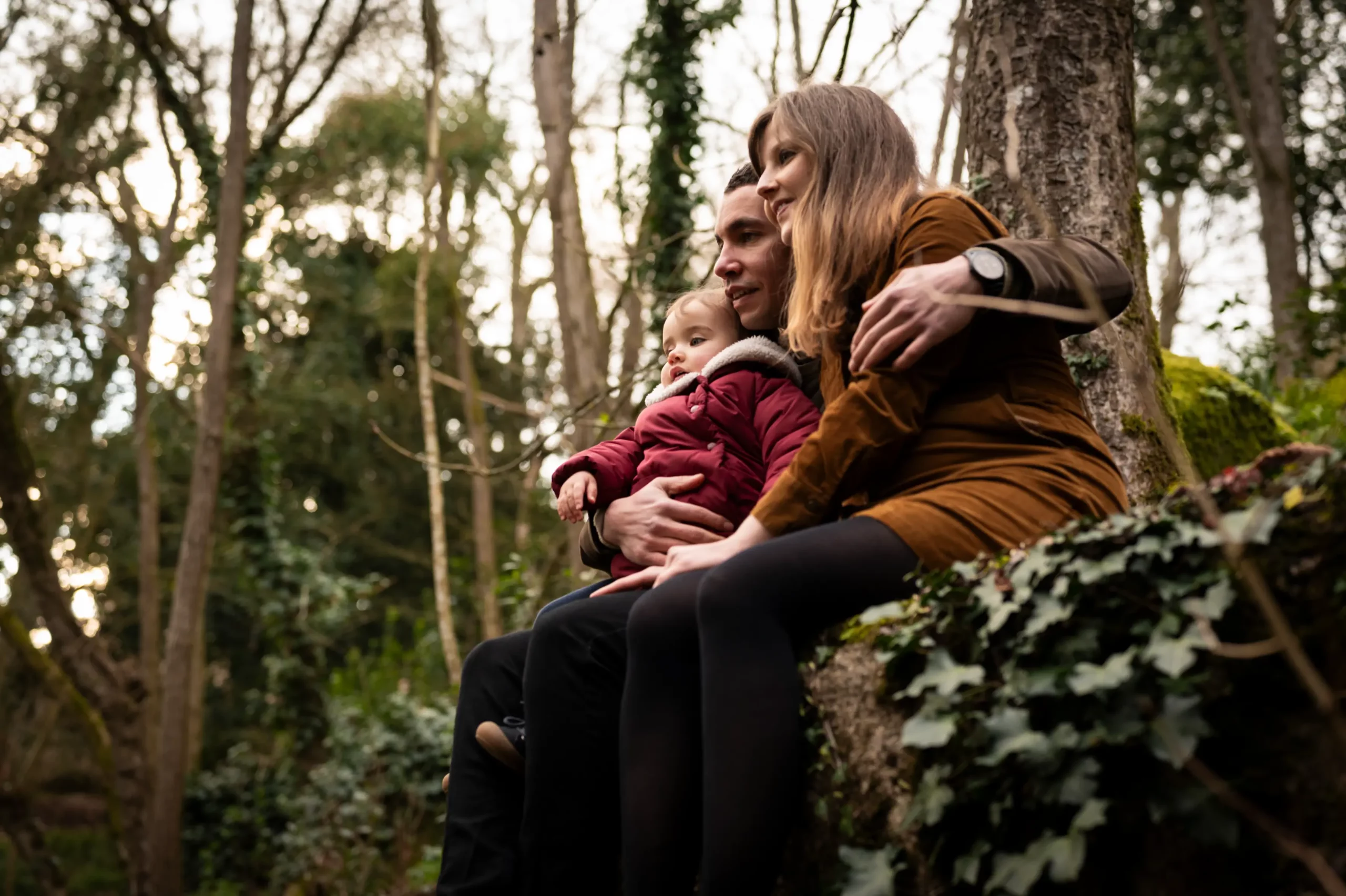 photo d’une couple et leur fille en forêt à clisson