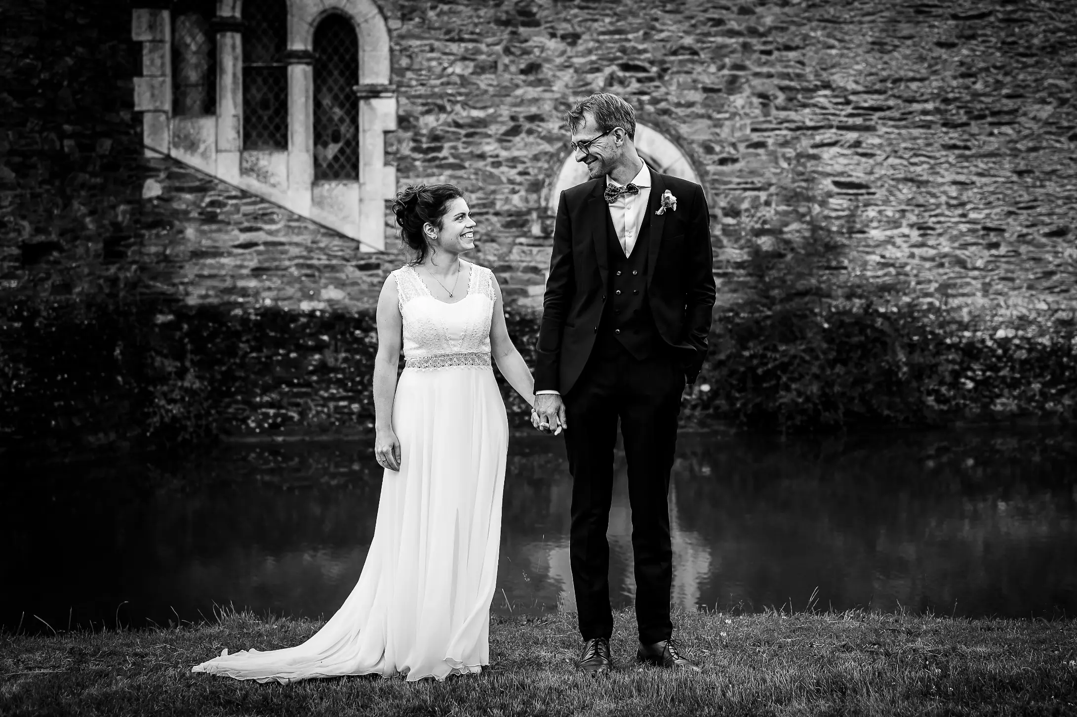 photo prise au château de la colaissière, pendant la séance couple. les mariés sont dos au château
