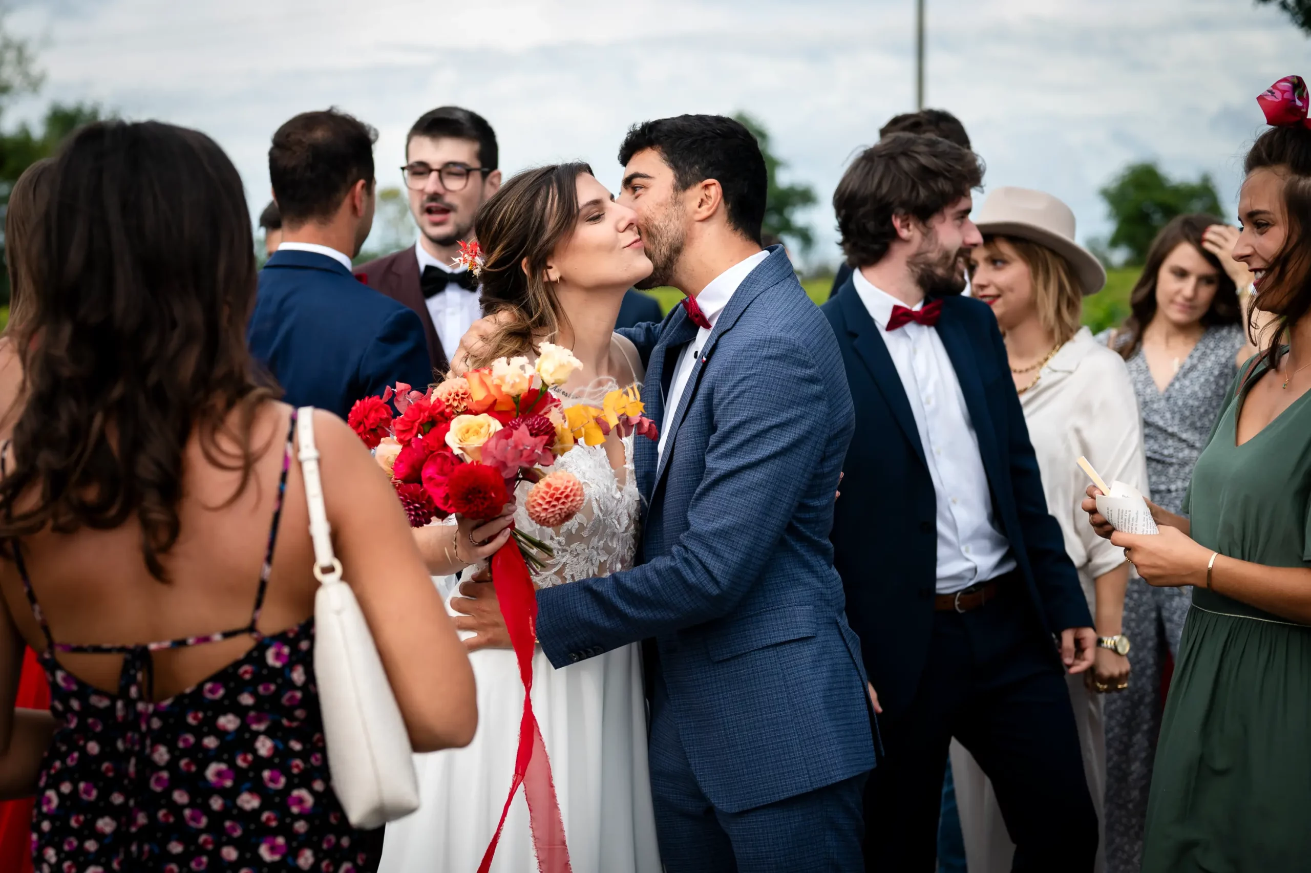 reportage mariage au jardin cleray dans le vignoble nantais. Cette photo a été prise à la fin de la cérémonie laïque et avant le début du cocktail, on y voit la mariée ê