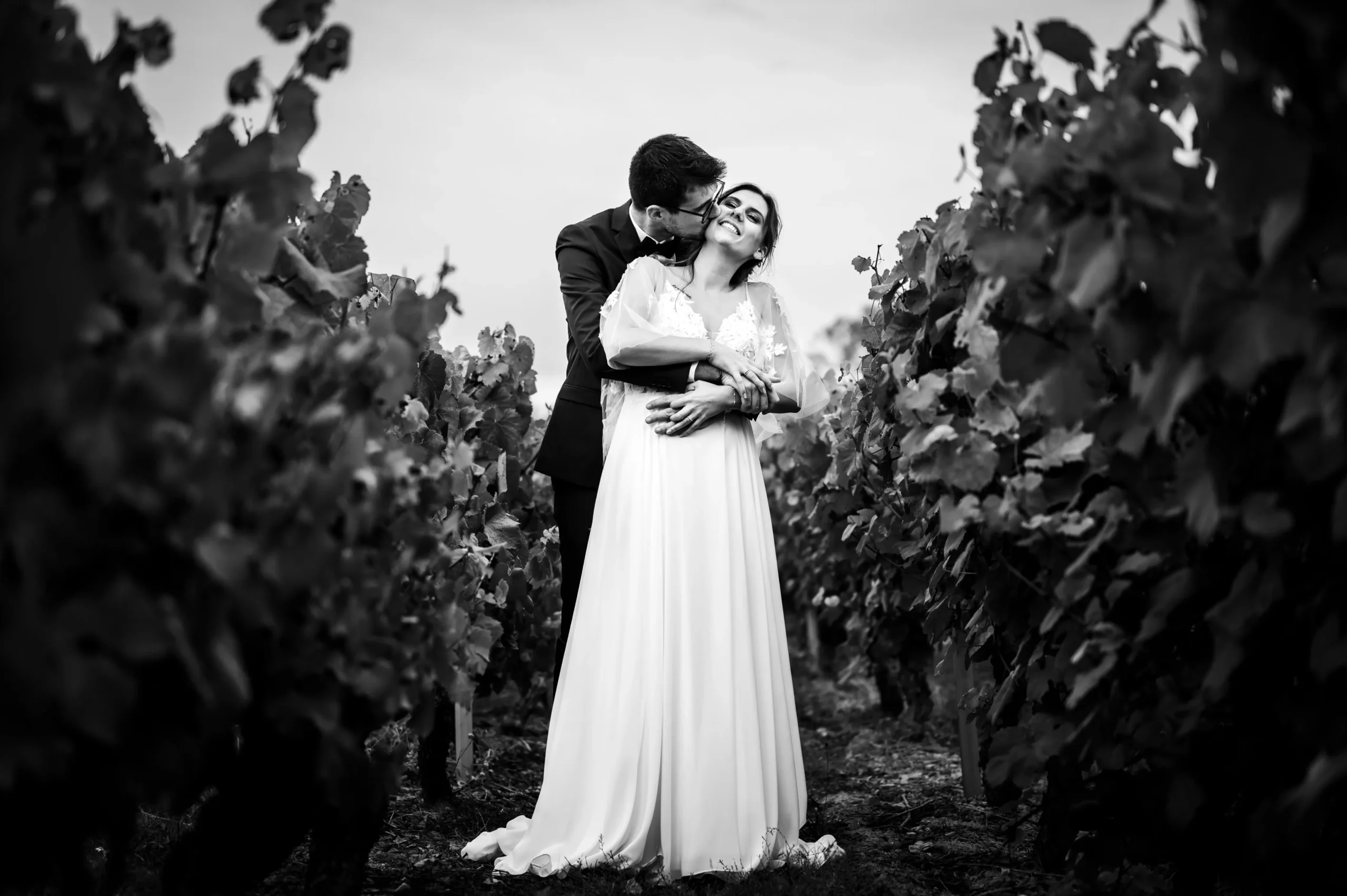 reportage mariage au jardin cleray dans le vignoble nantais. Cette photo a été prise lors de la séance de coupe dans les vignes sur le domaine.