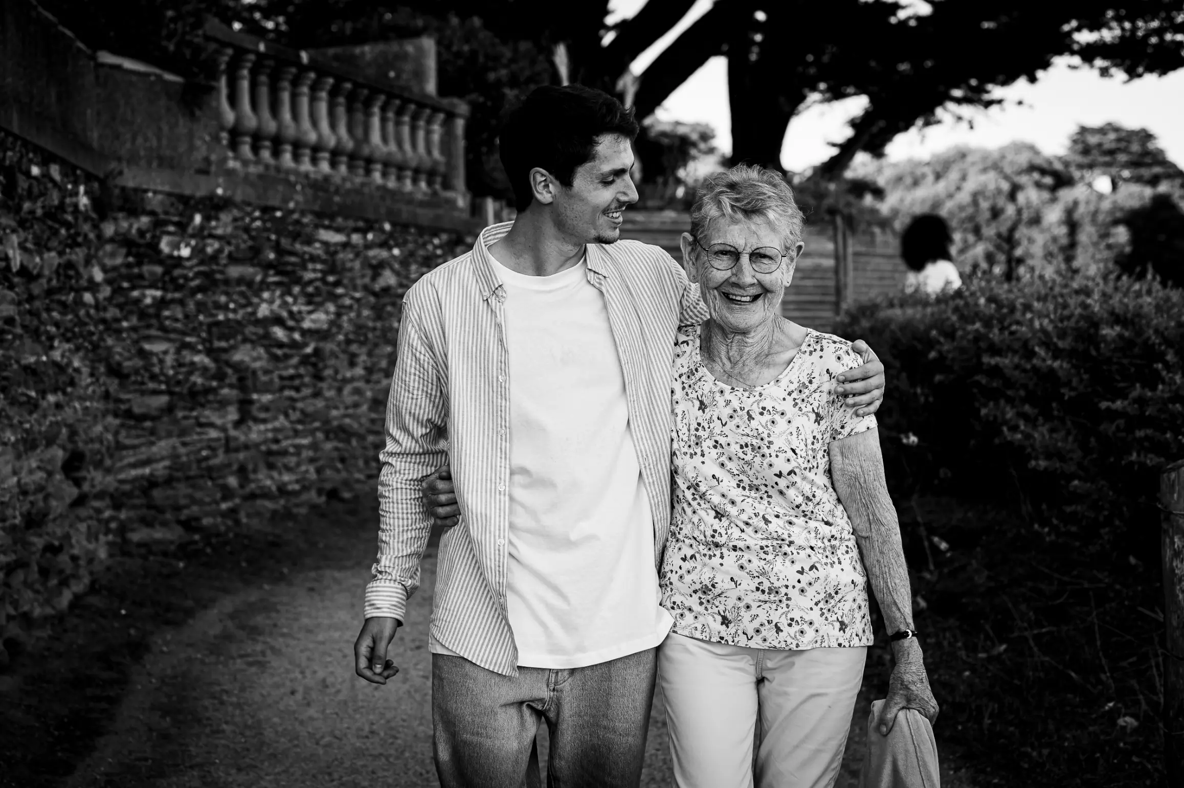 un homme de 25 ans est avec sa grand mère sur un sentier côtier à pornic