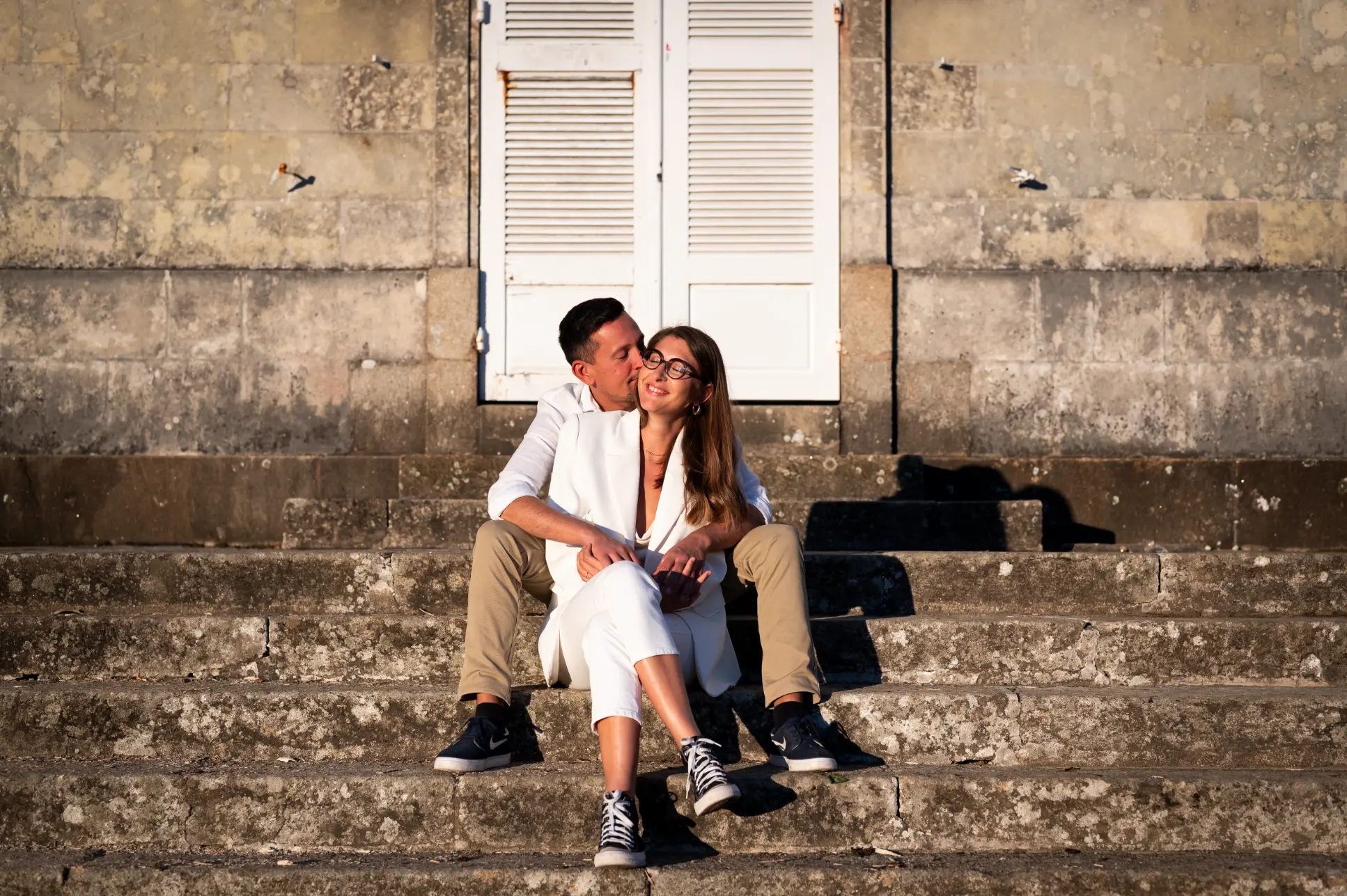 photo d’un couple assis sur le manoir du parc de la chantrerie à nantes