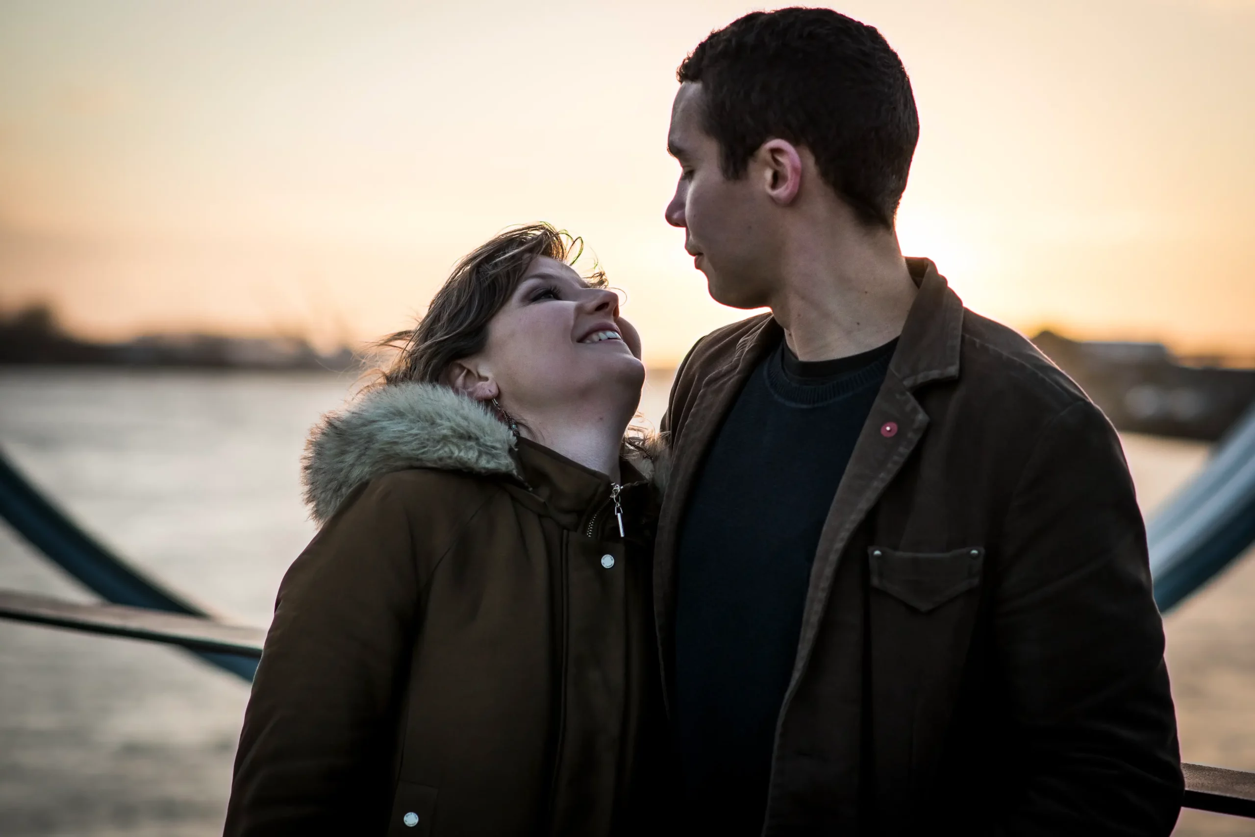 photo d’un couple au coucher du soleil, devant les anneaux de buren à nantes 2