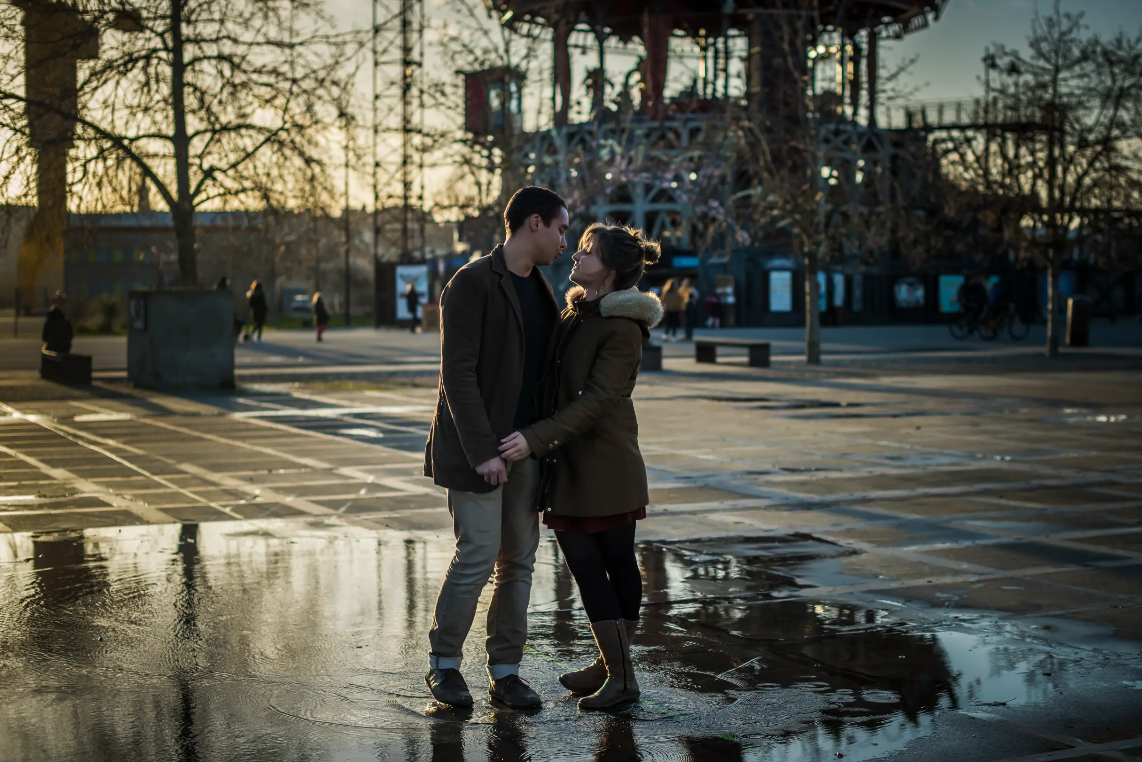 photo d’un couple au coucher du soleil sur le parc des chantiers