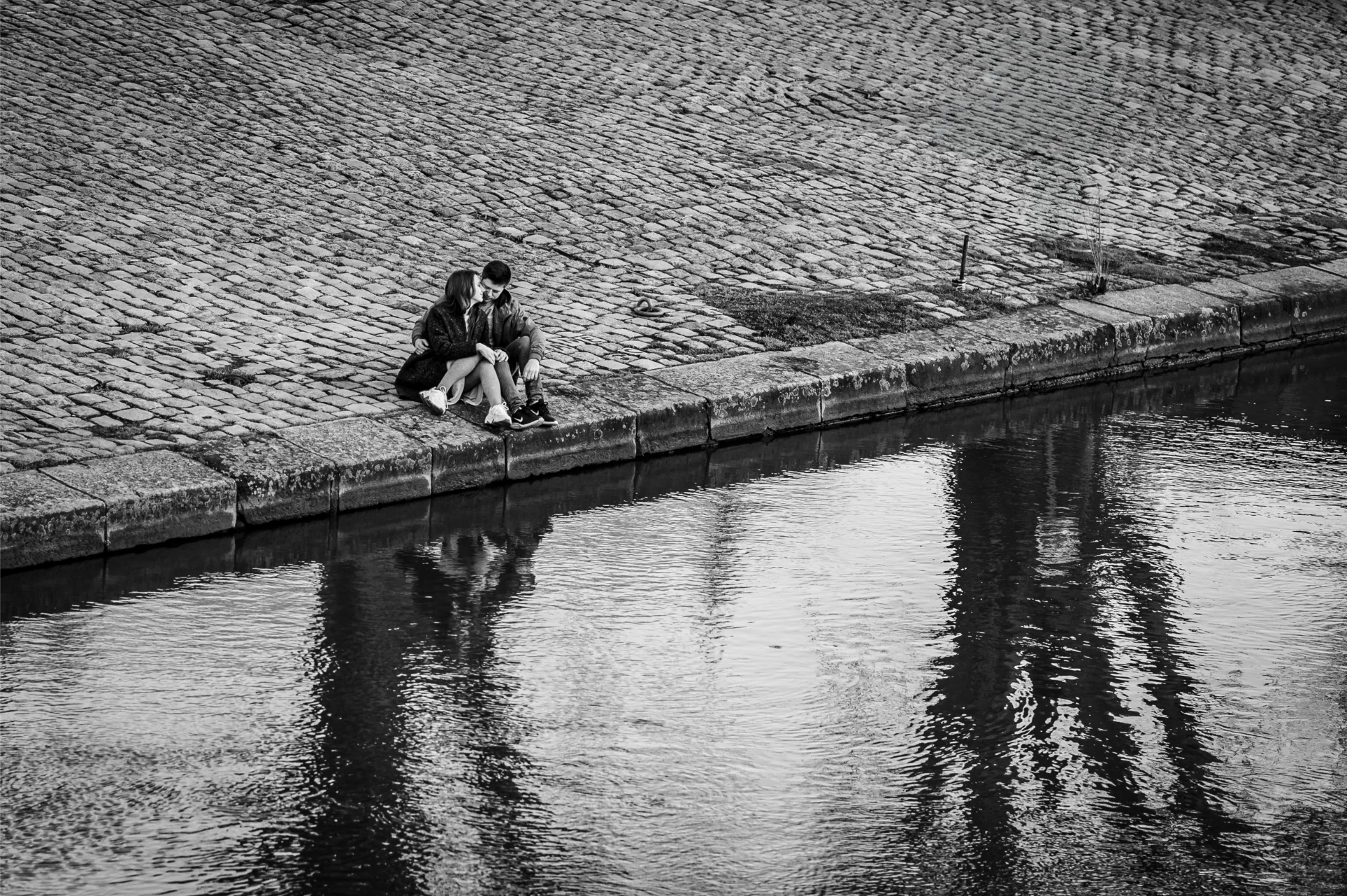 photo d’une couple assis sur les bords de l’erdre à nantes