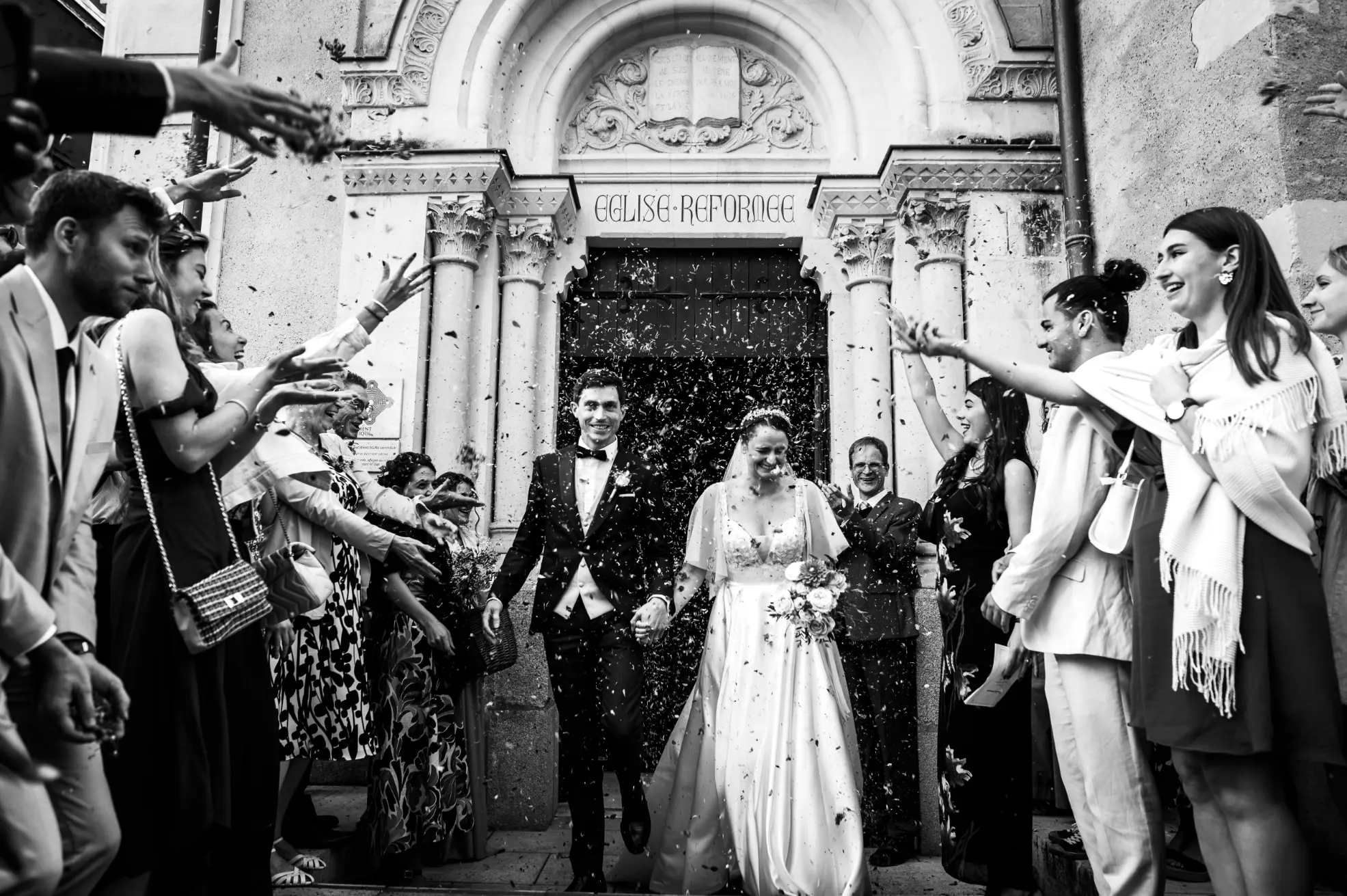 photo noir et blanc, sortie des mariée du temple protestant d’angers