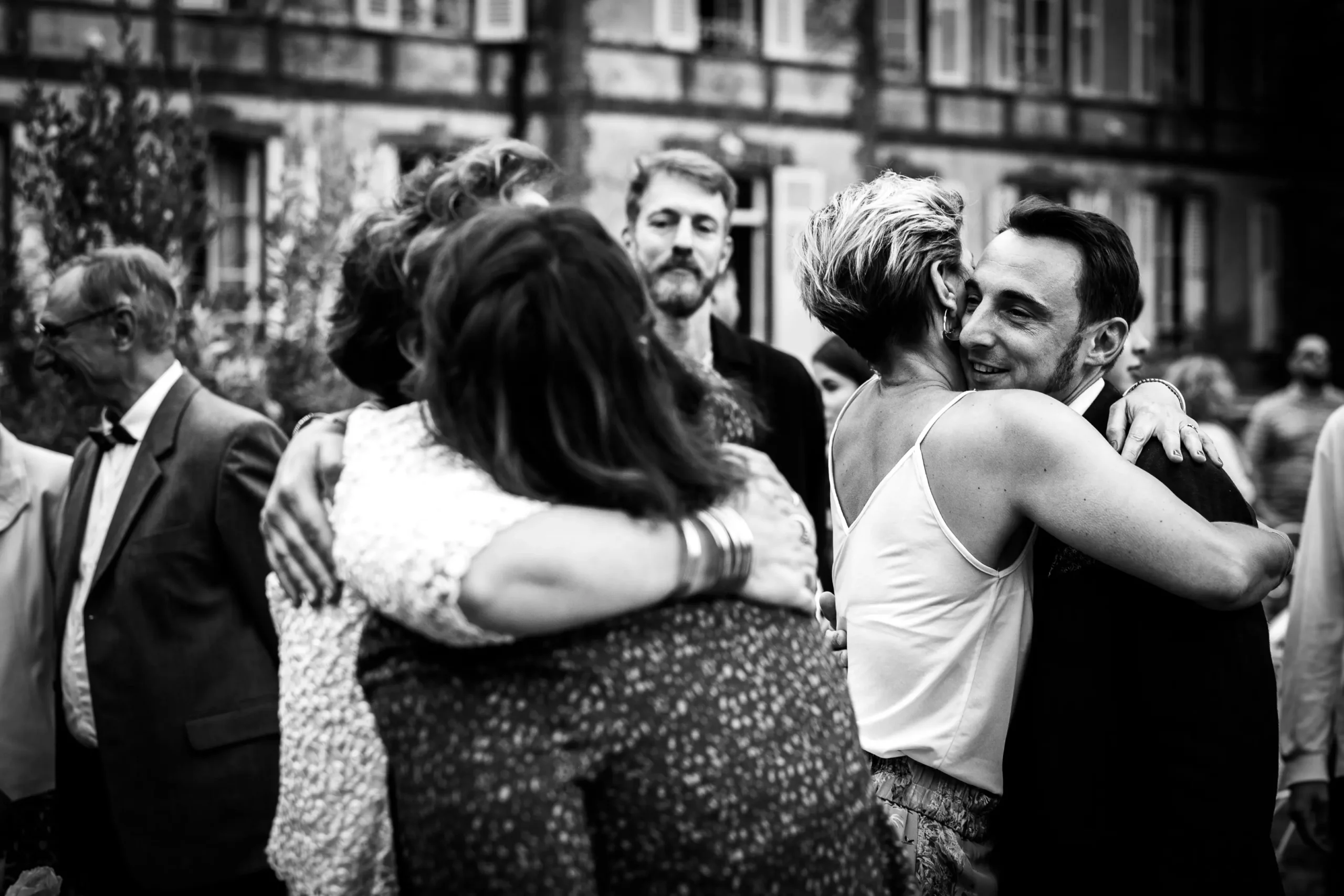 reportage mariage, la fin de la cérémonie laïque, les mariés sont félicités par leurs témoins