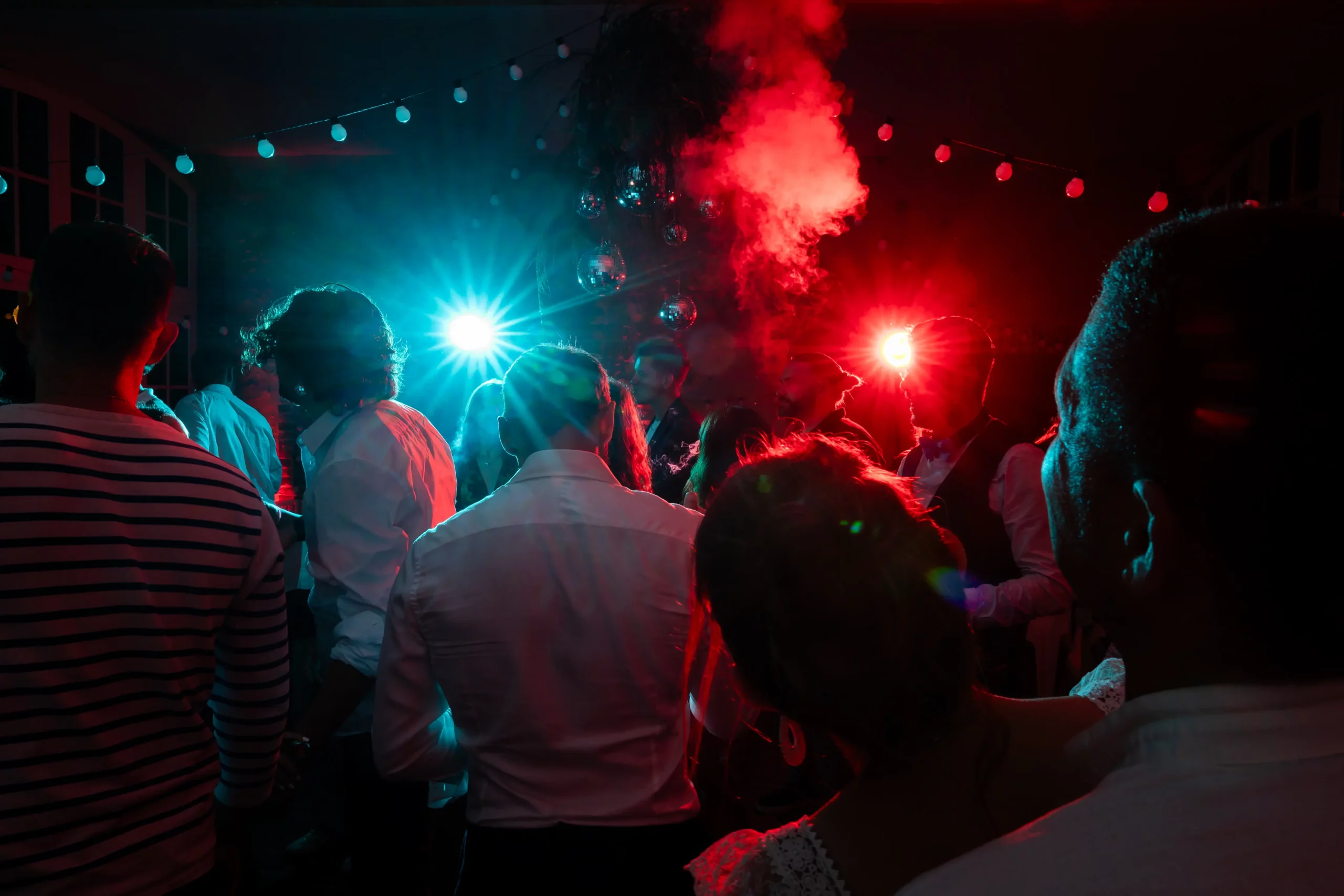 reportage mariage pendant la soirée, utilisation de flashs bleu et rouge