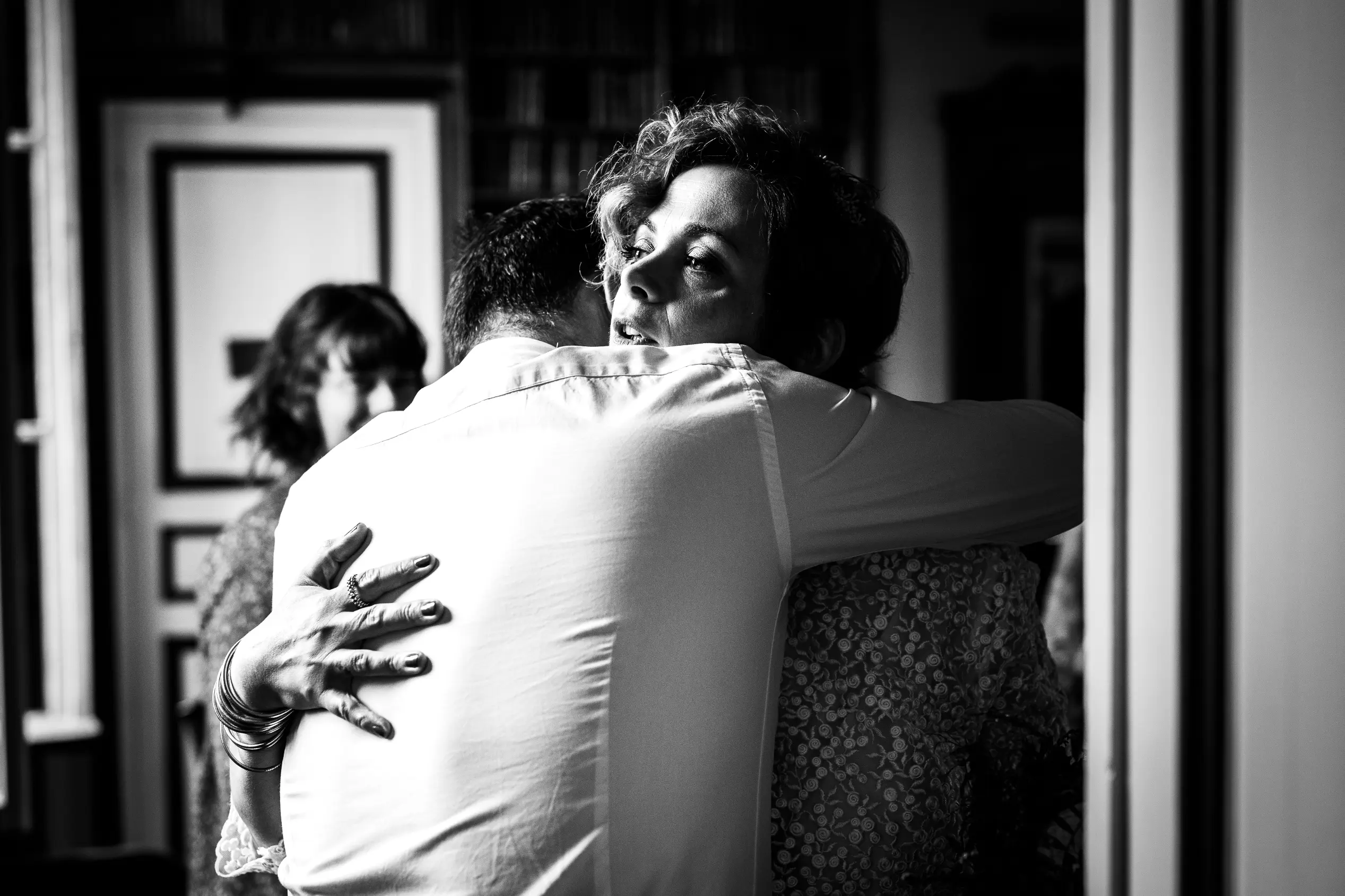 reportage mariage, pendant les préparatifs, la mariée prend dans ses bras son témoin