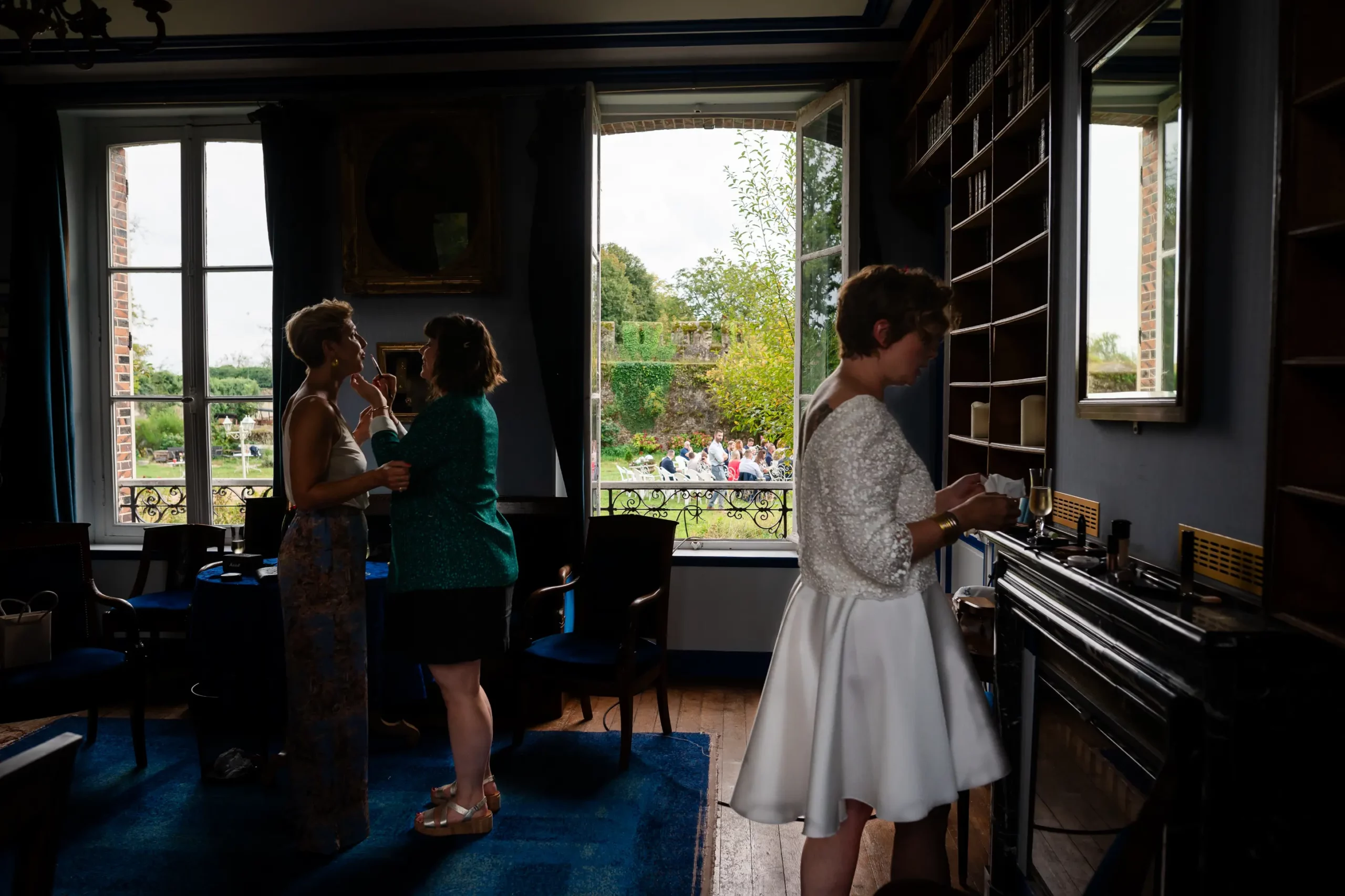 reportage mariage, pendant les préparatifs, la mariée se maquille devant un miroir