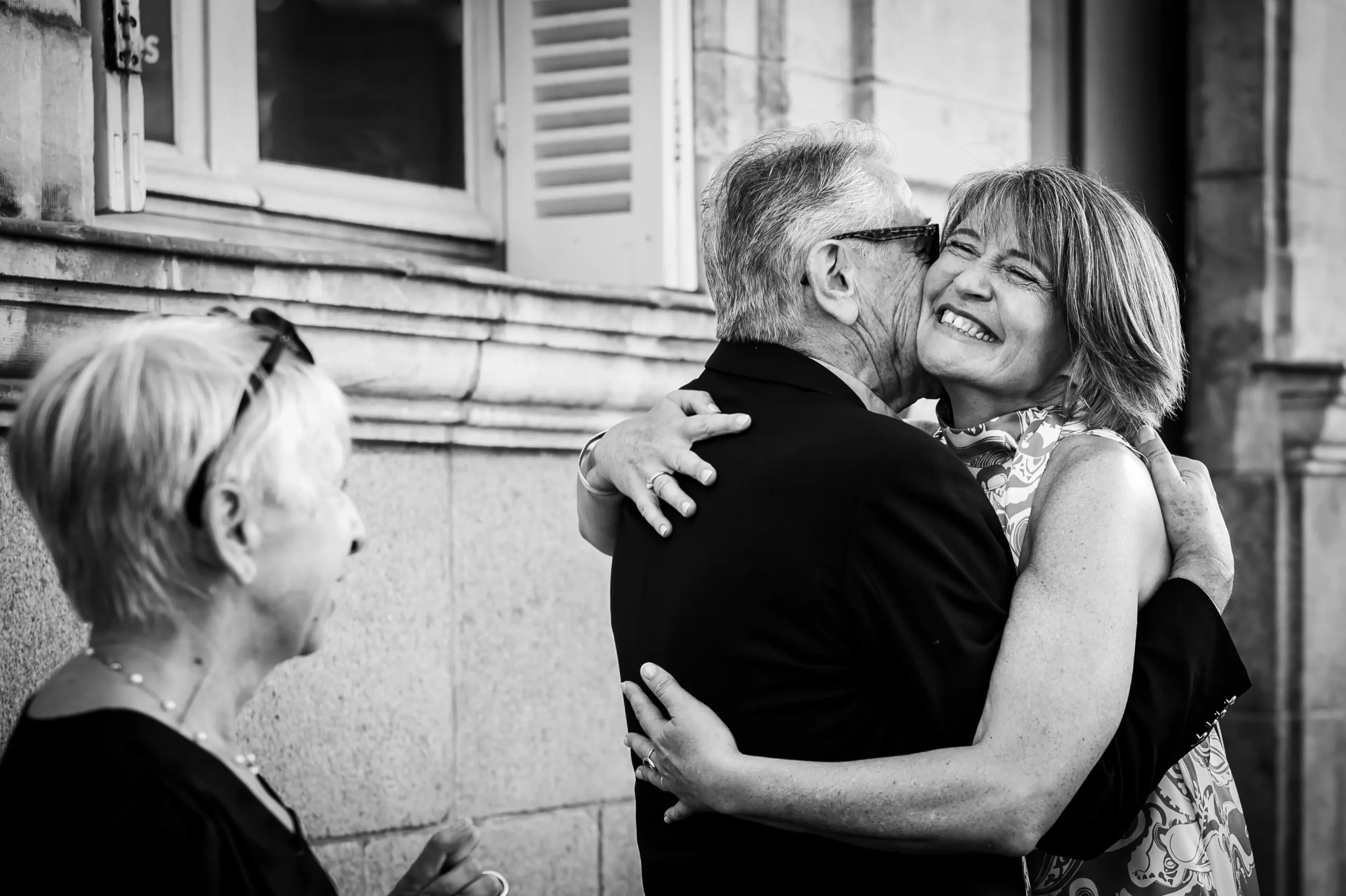 photographie de la maman de la mairée qui embrasse un ami invités. photographe de mariage en pays de la loire