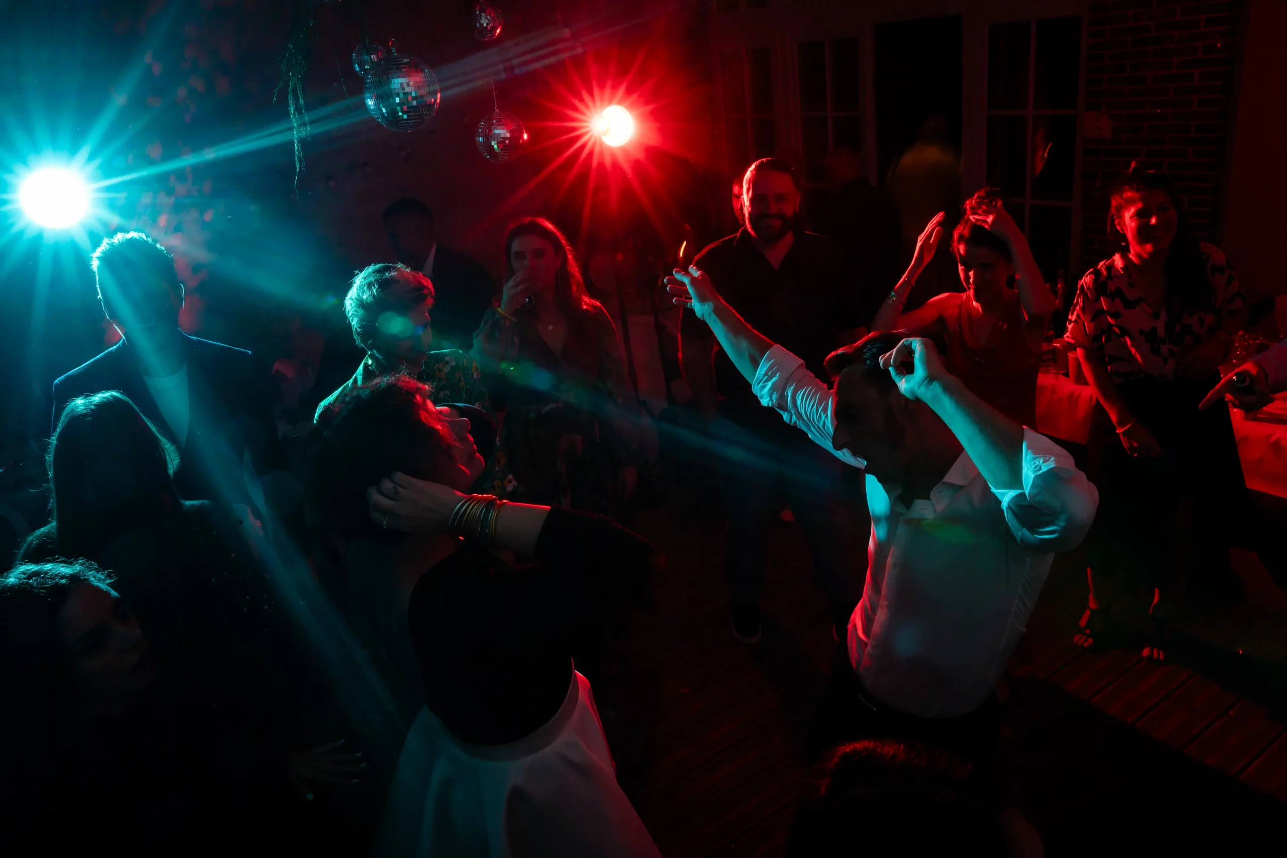 photographe de mariage en pays de la loire, image sous les flashs bleu et rouge du bal des mariés