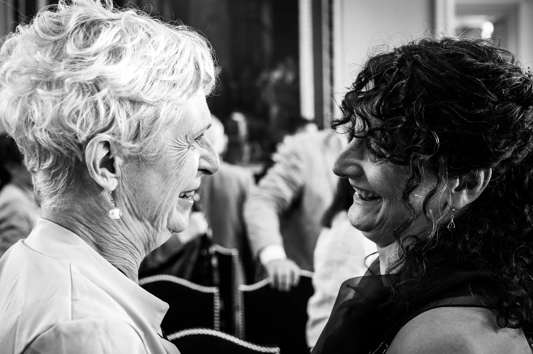 mariage-mairie-angers-maman-maries photographie à la marie de nantes. A la fin de la cérémonie, la maman de la mariée et celle du marié, se regardent très émues et souriantes