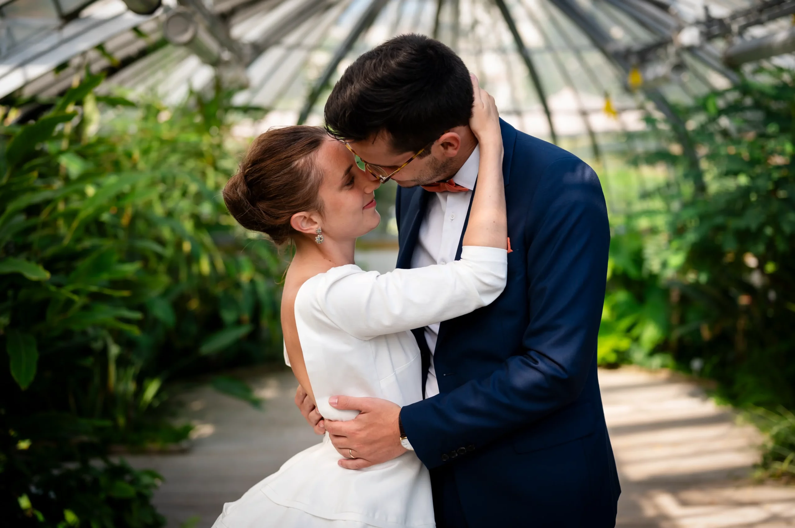 photographie d'une séance couple de mariés prise dans une des serres du jardins des plantes de Nantes, en pays de la loire