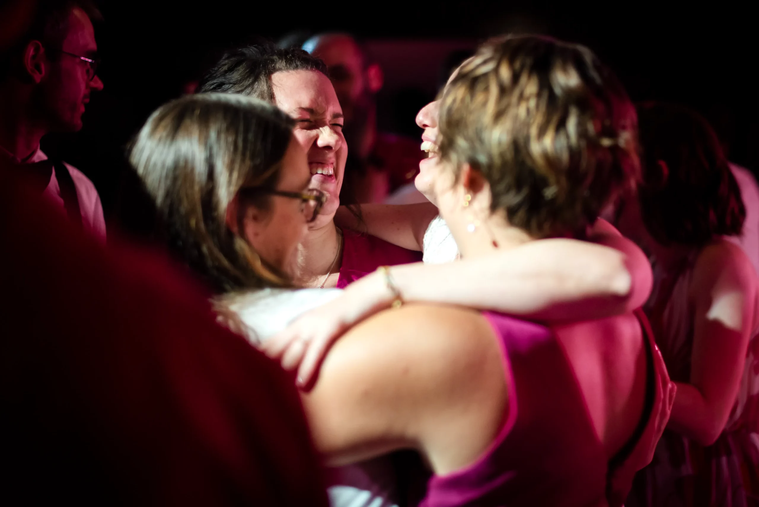 une groupe d'inivtées dansent lors d'un mariage, elles se prennent par les épaules