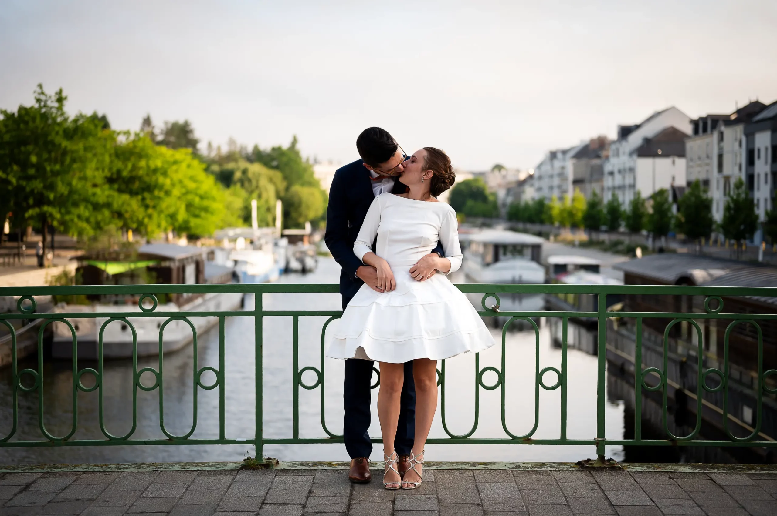 photographie d'un couple de mariés sur le pont saint mihiel à nantes dans les pays de la loire