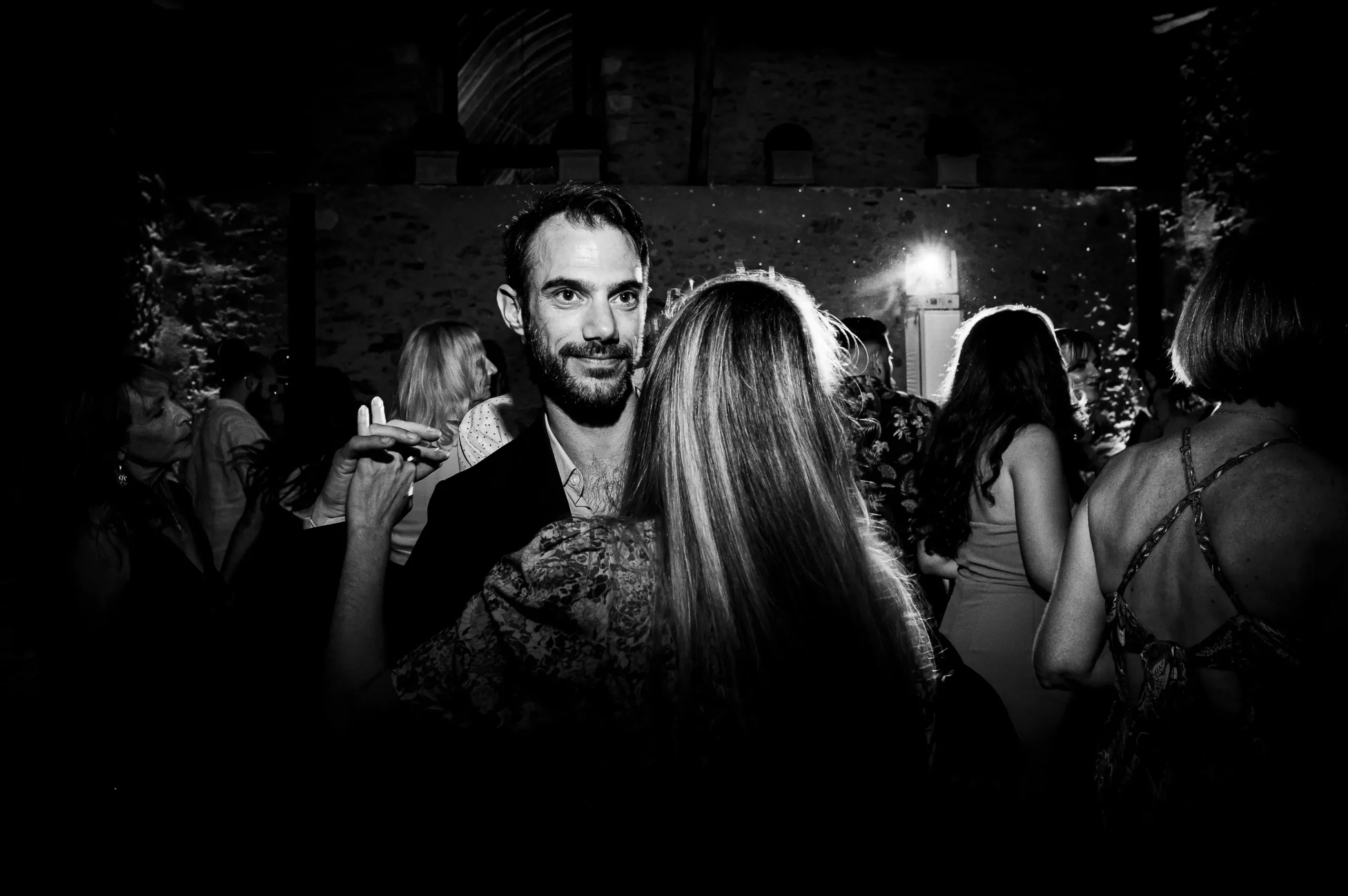 soiree-mariage-photo-noir-blanc photographie noir et blanc prise lors d'un bal photo avec un homme et une femme qui danse