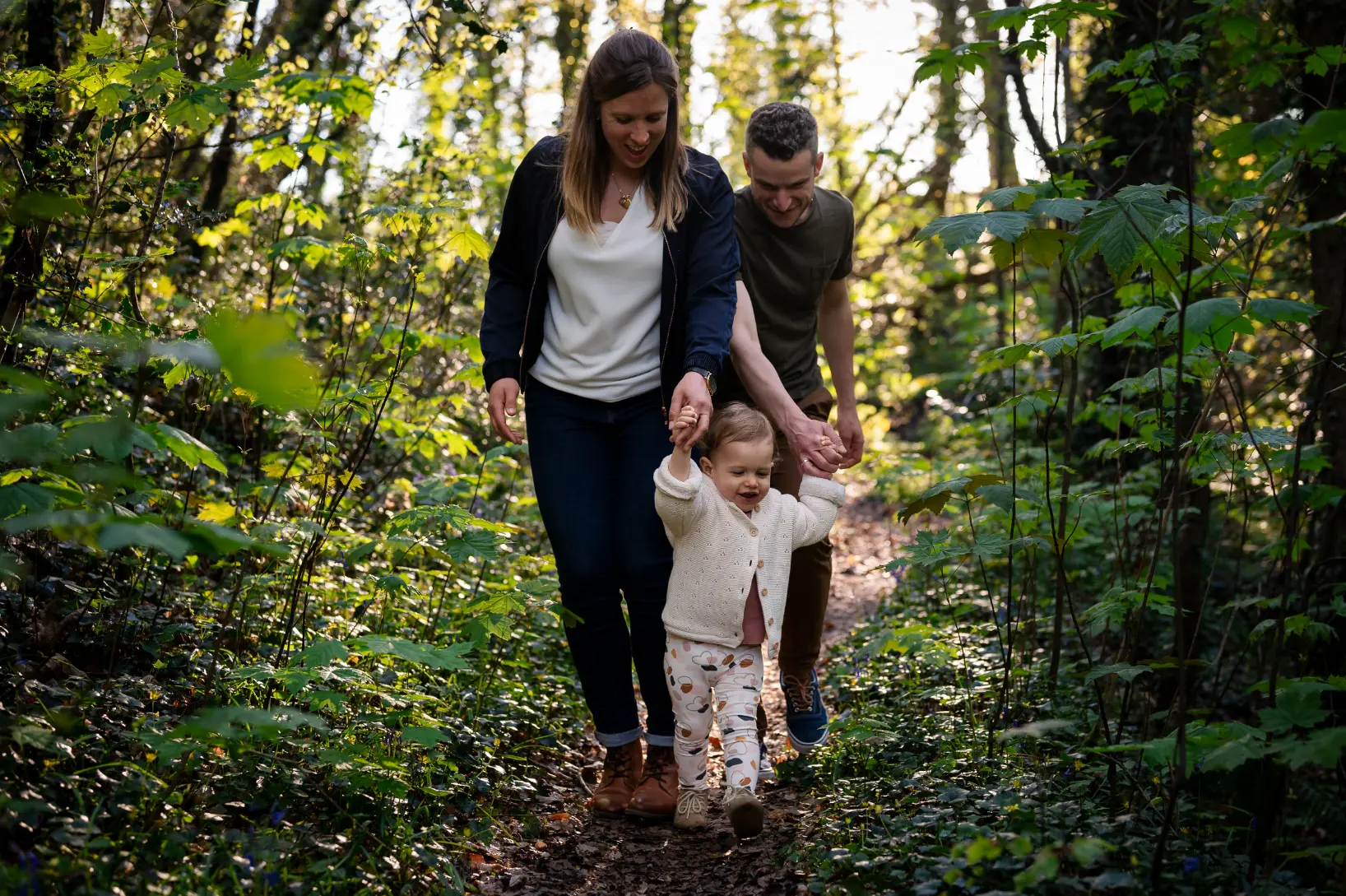 balade-famille-forêt des parents se baladent avec leur fille d'un an en forêt