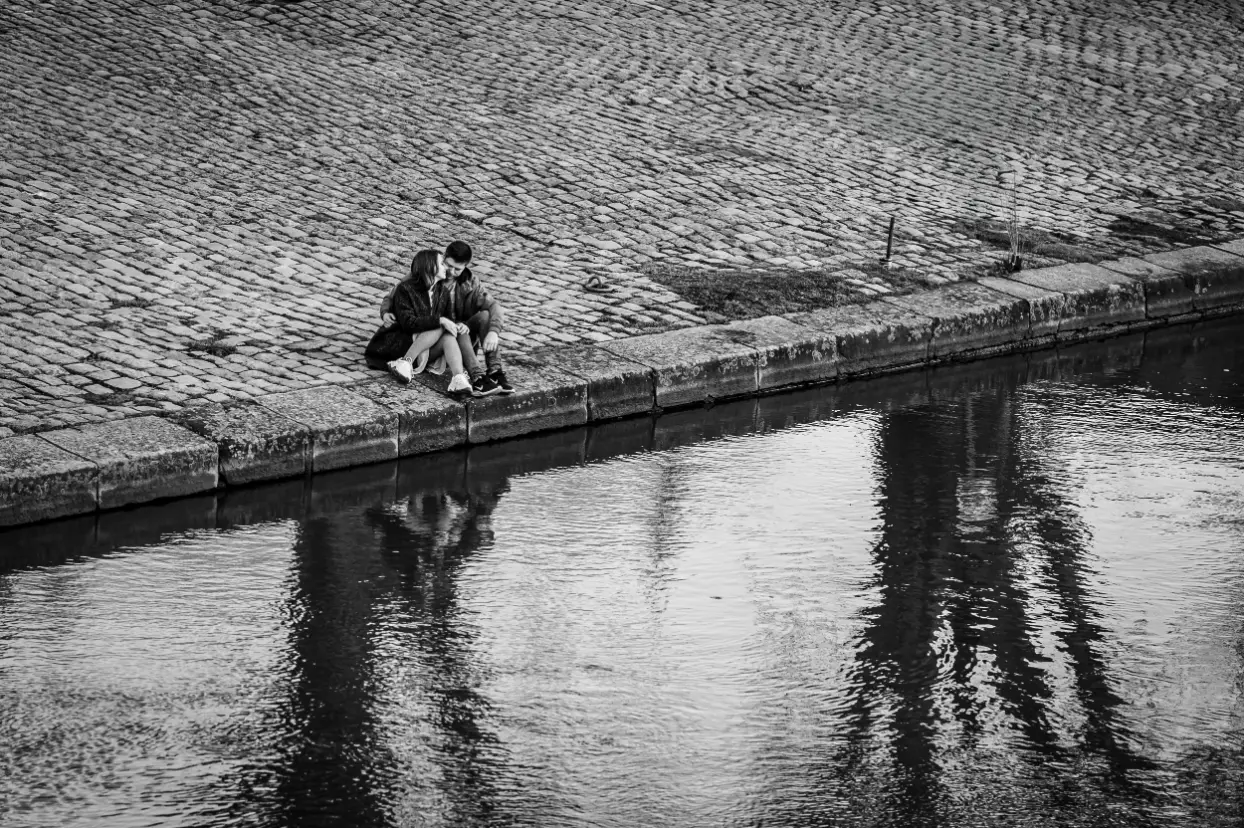 couple-nantes-erdre reportage d'un couple assis sur les bord de l'erdre à nantes - offrir un reportage photo