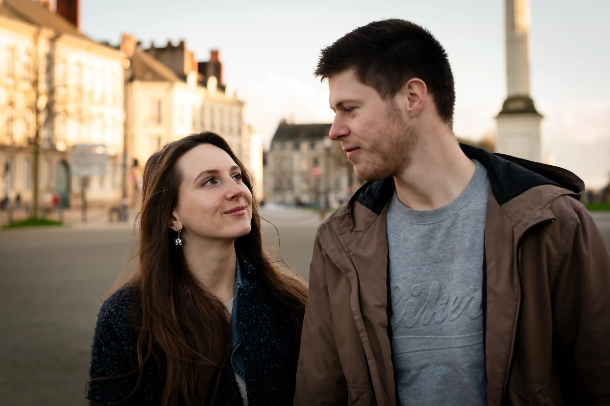 couple-photo-golden-hour-nantes un jeune couple se promene dans le centre ville de nantes, en fin de journée, sous la jolie lumière de la golden hour