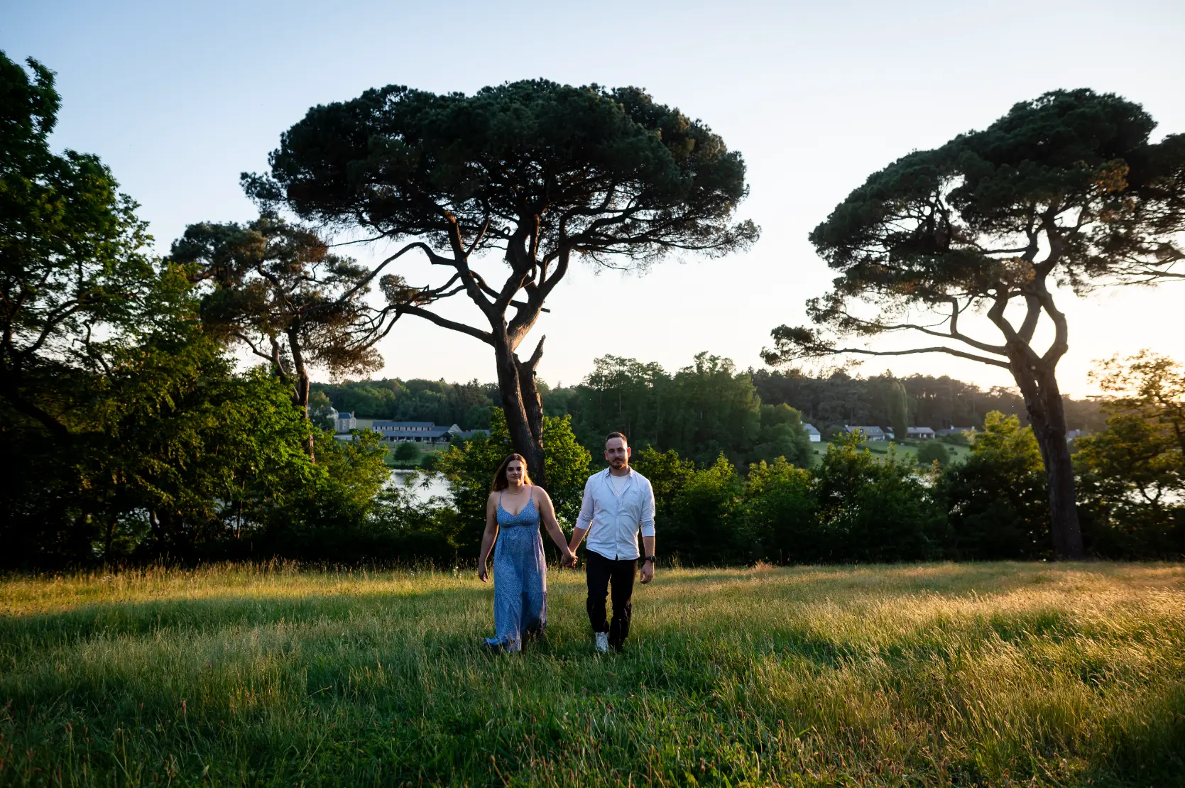 reportage photo d'un couple au parc de la chantrerie ; ils se tiennent la main, avec en fond les bords de l'Erdre