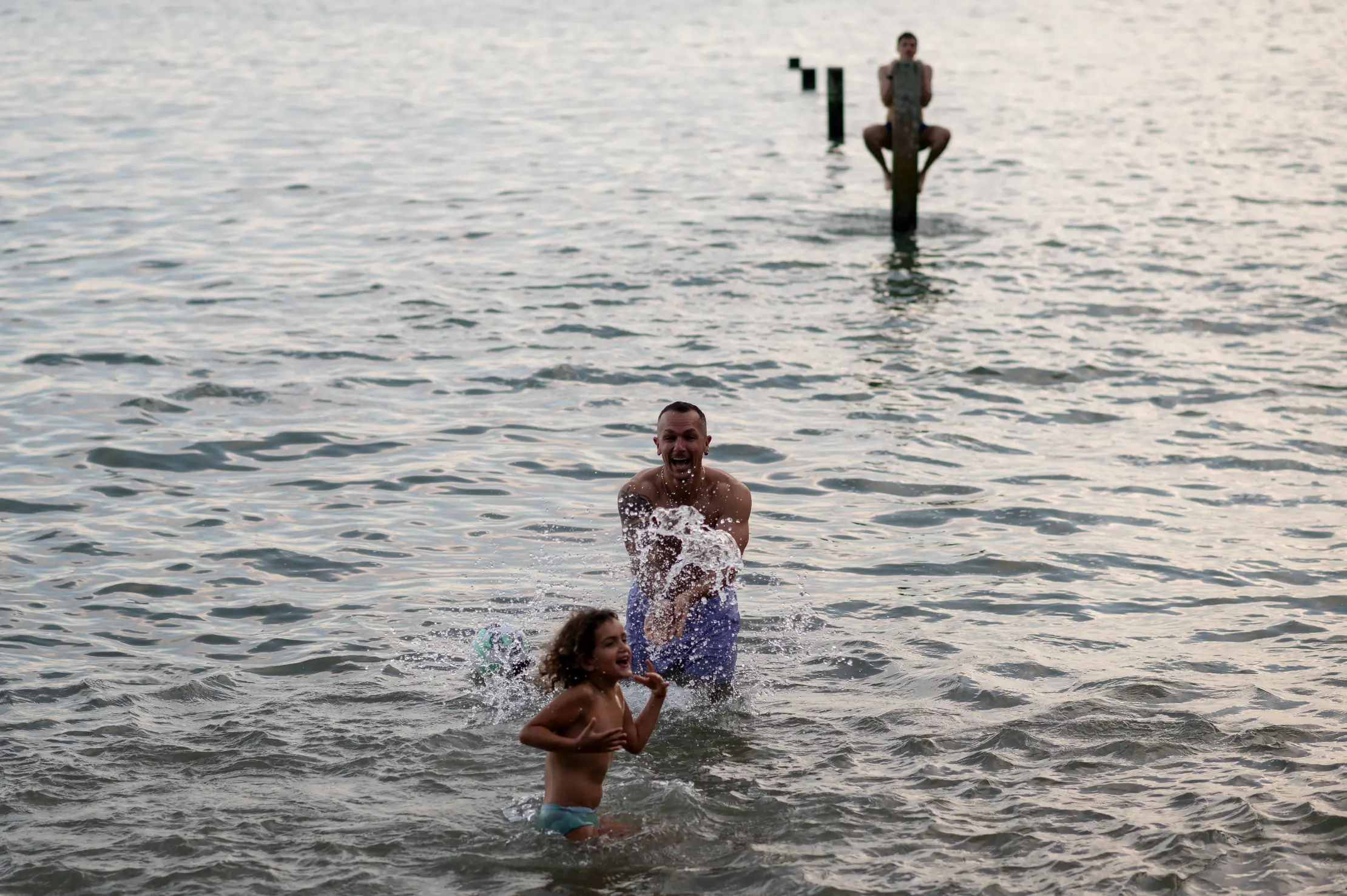 reportage-documentaire-photo-mer photographie d'un papa et de sa fille qui s'amusent dans la mer à pornic, en loire atlantique - offrir un reportage photo