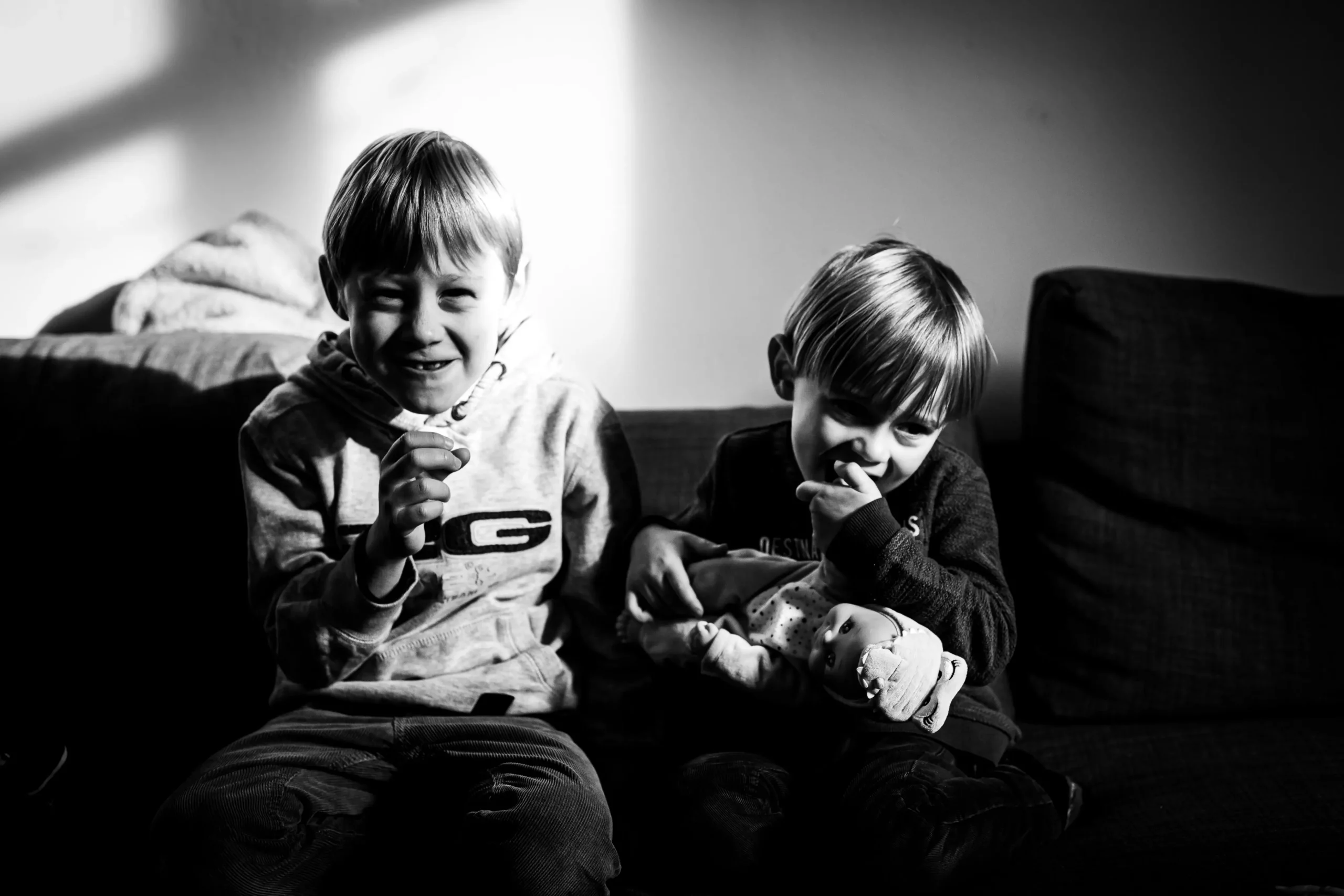reportage-photo-famille-nantes lors d'un reportage famille, deux enfant s'amusent en mangeant leur biscuit