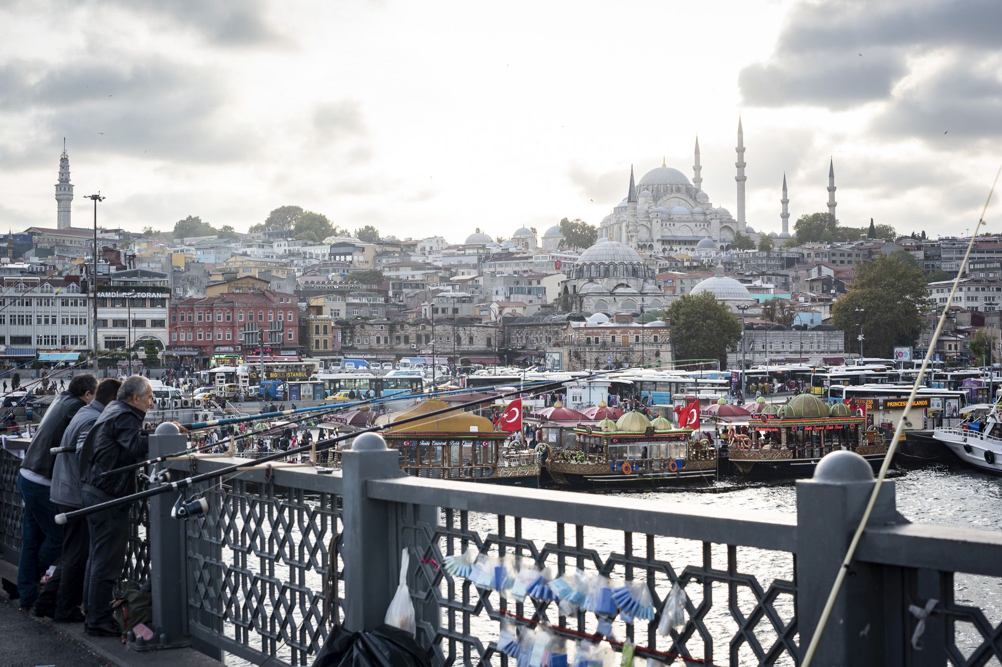 cette photo prise par kévin marzin photographe à nantes représente un paysage sur les vieux quartiers d'istanbul, avec en premier plan les pêcheurs sur le pont galata