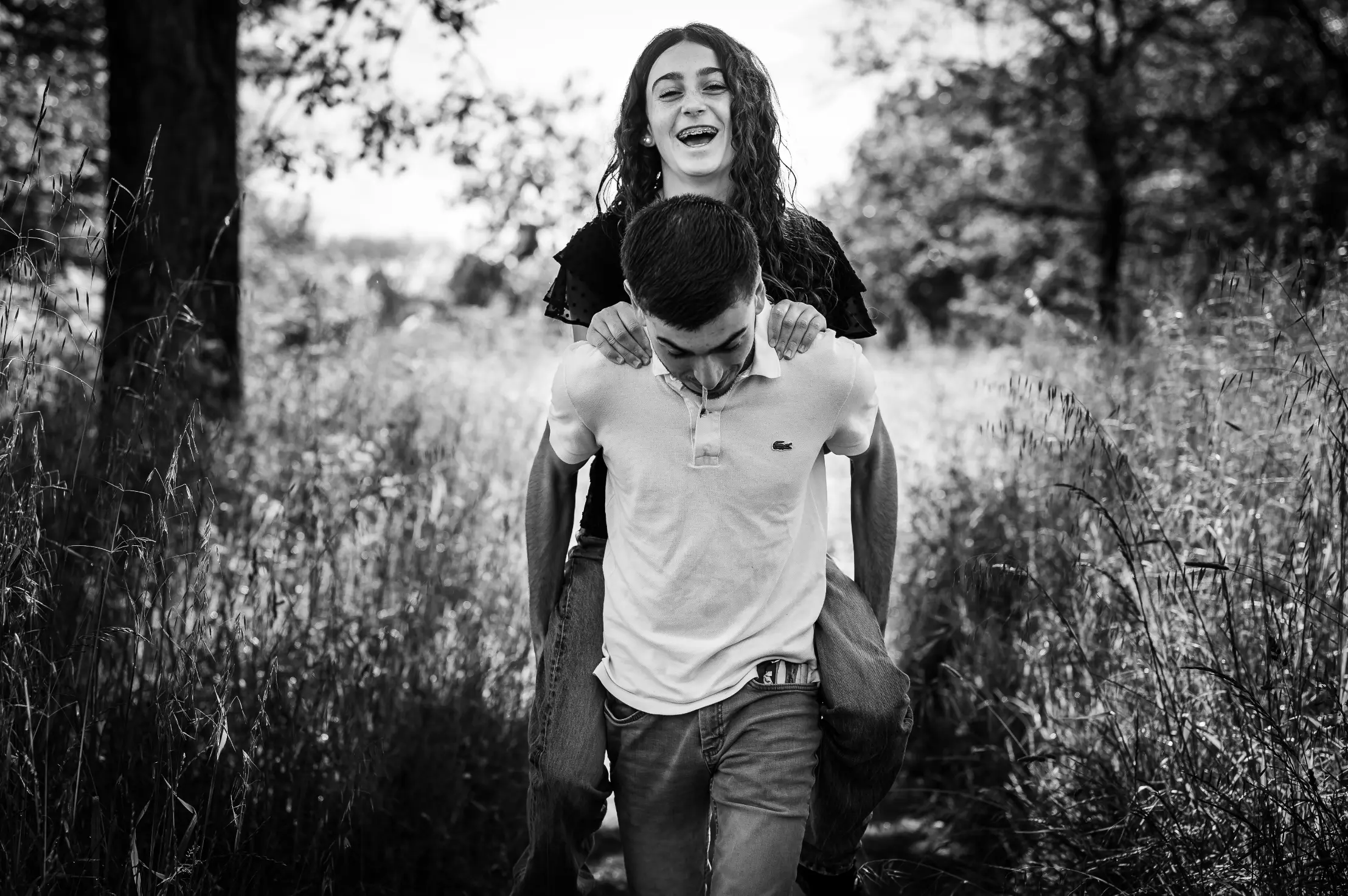 reportage-photo-loire-atlantique lors d'un reportage photo en famille. la soeur est montée sur le dos de son frère, qui a été surpris et qui a rigolé