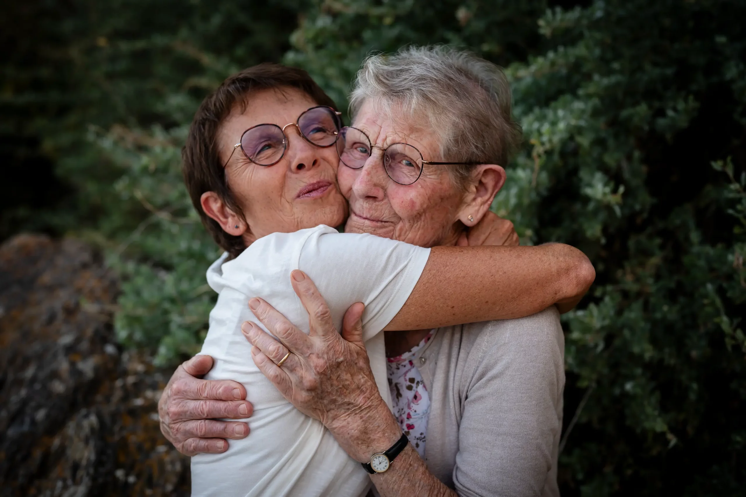 reportage-documentaire-famille lors des préparatif s d'un mariage, la mariée et sa témoin rigolent pendant qu'elle se font coiffée, approche du photojournalisme du mariage