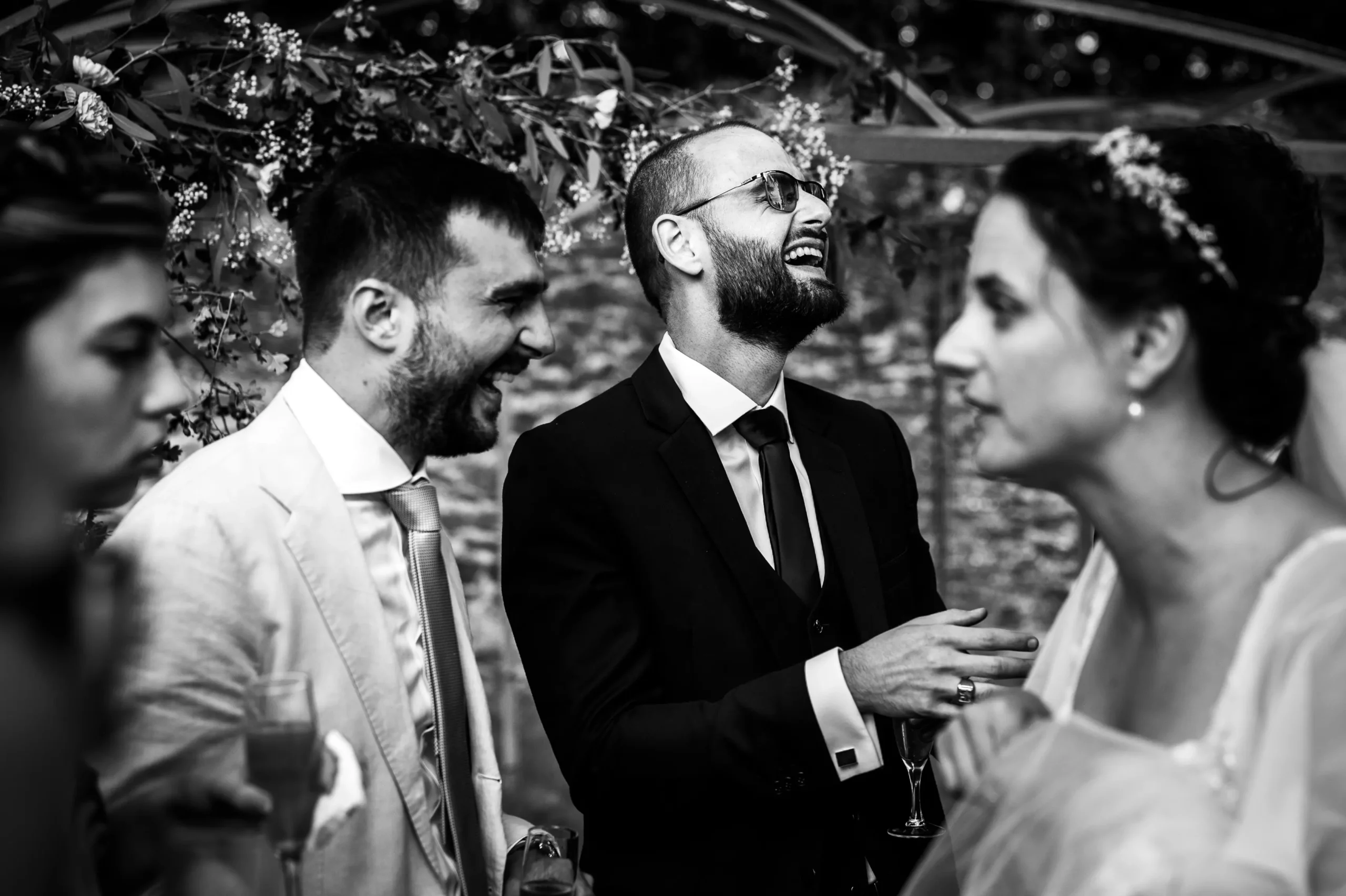 cocktail-mariage-rire-spontaneite à la fin de la cérémonie laïque, le père de la mariée sur une chase regarde le photographe kévin marzin avec de grands yeux, cette photo est très drôle