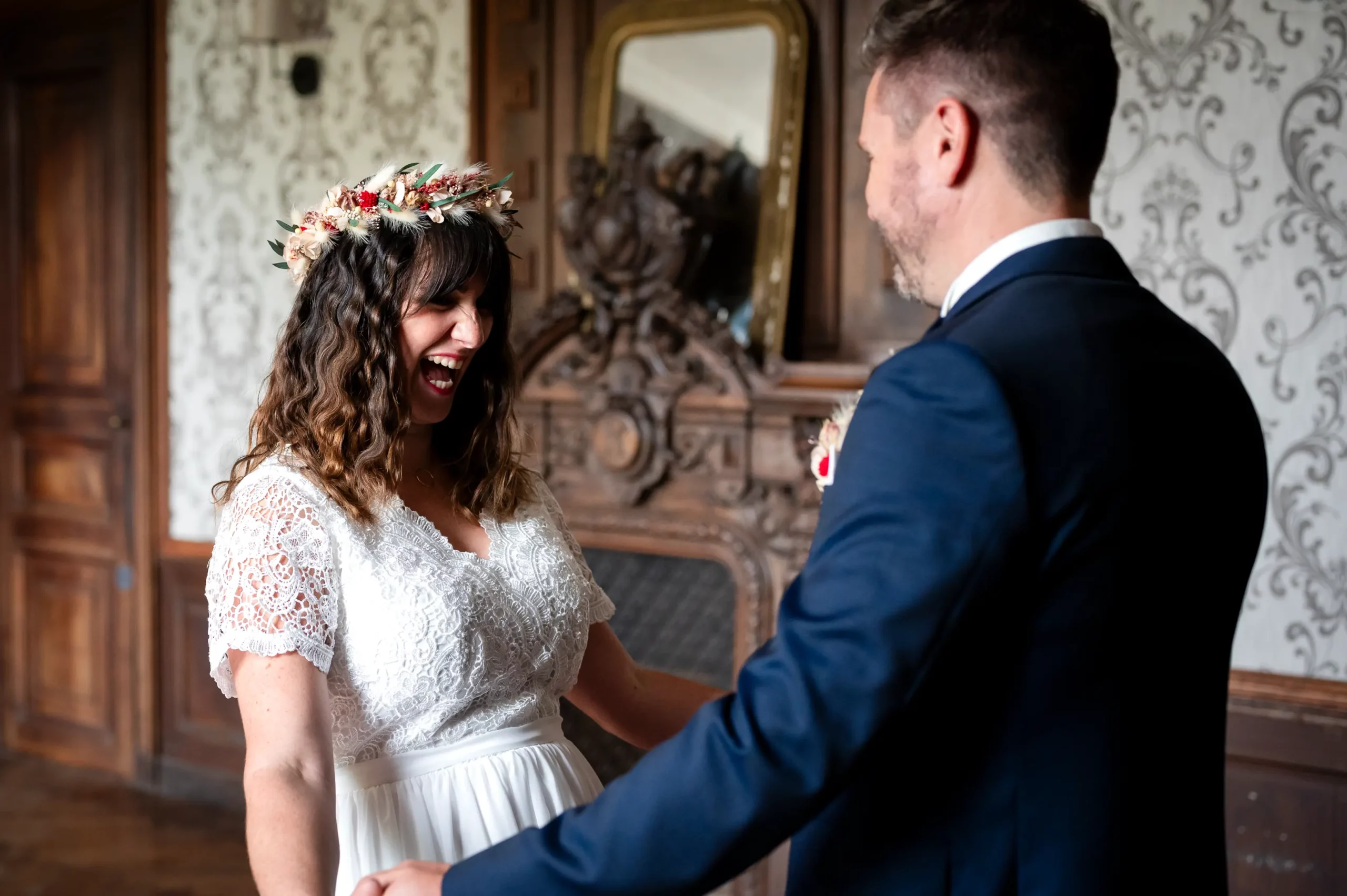 first-look-photographe-documentaire-mariage au début du cocktail, deux invités fument leur cigare.