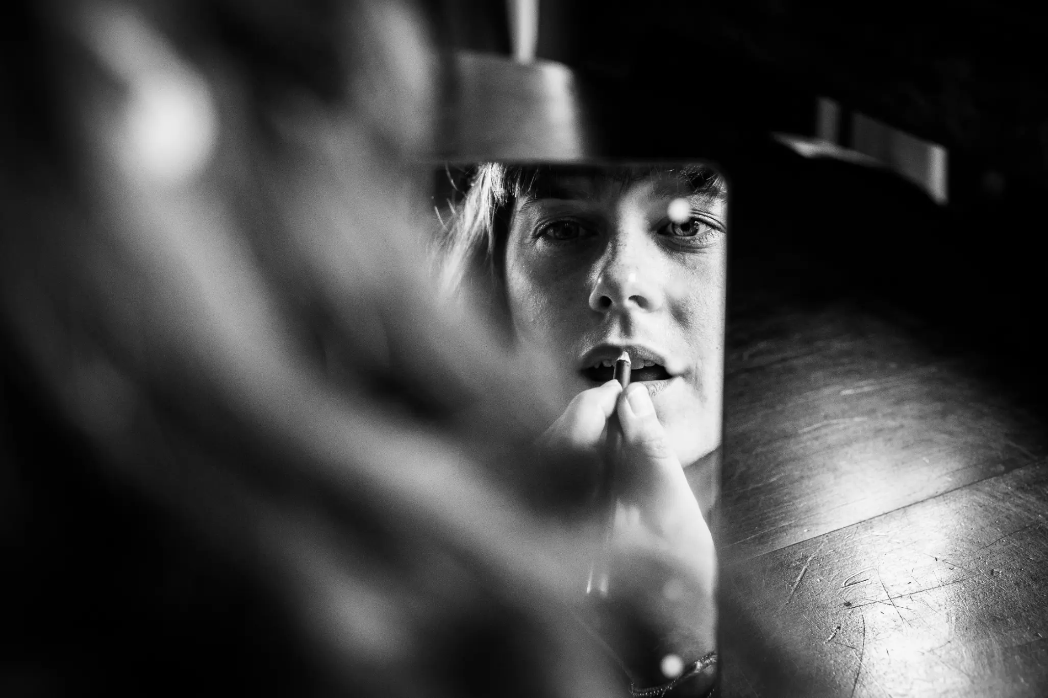 reportage-documentaire-mariage-reflet-preparation-mariee photographie en noir et blanc d'une témoin de la mariée