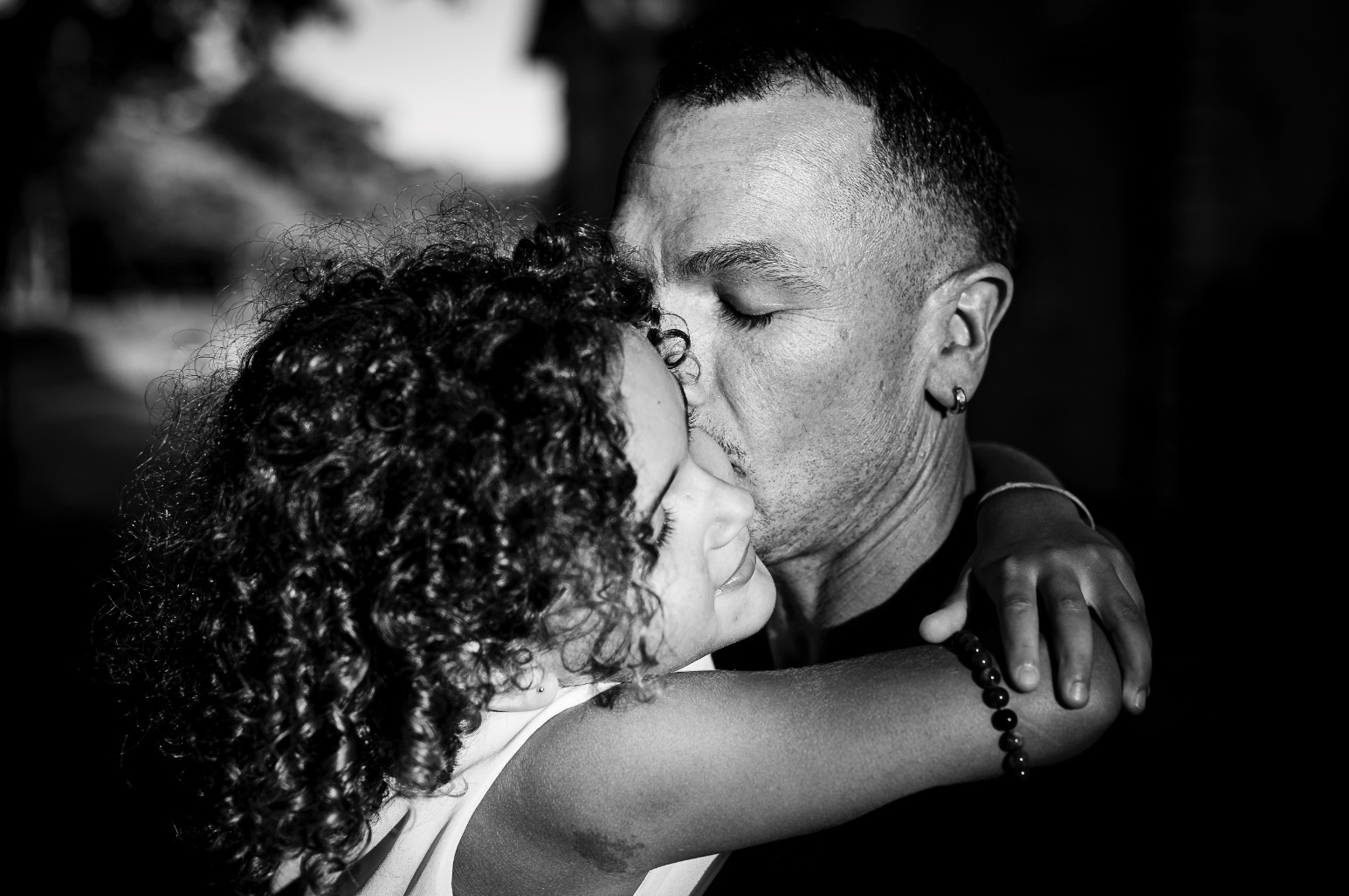photo-noir-blanc-pere-fille Pourquoi photographier en noir et blanc ? cette image montre un père embrassant sa fille