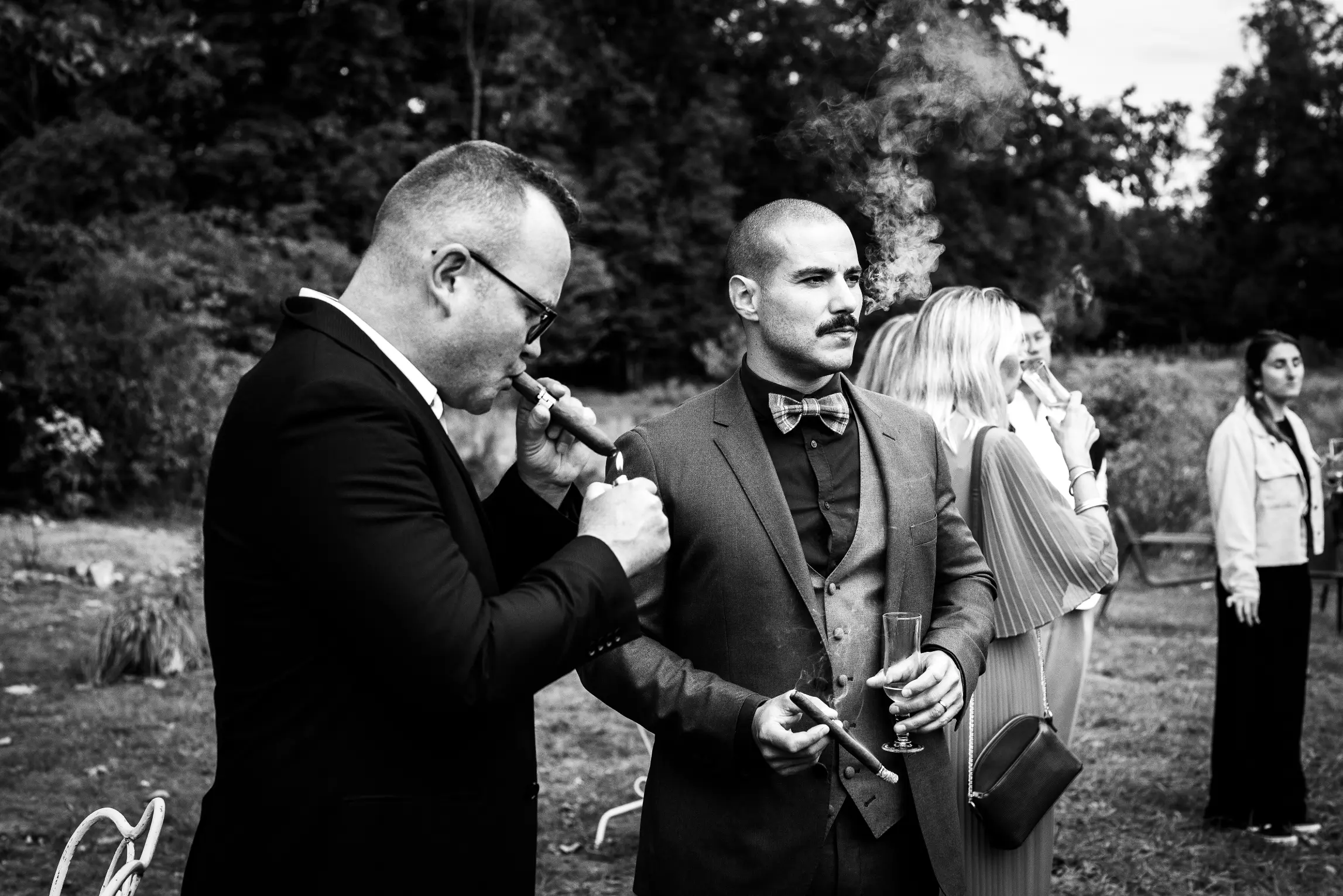 image prise lors d'une soirée d'un mariage, l'invitée fument avec en arrière plan les flashs du photographe kévin marzin
