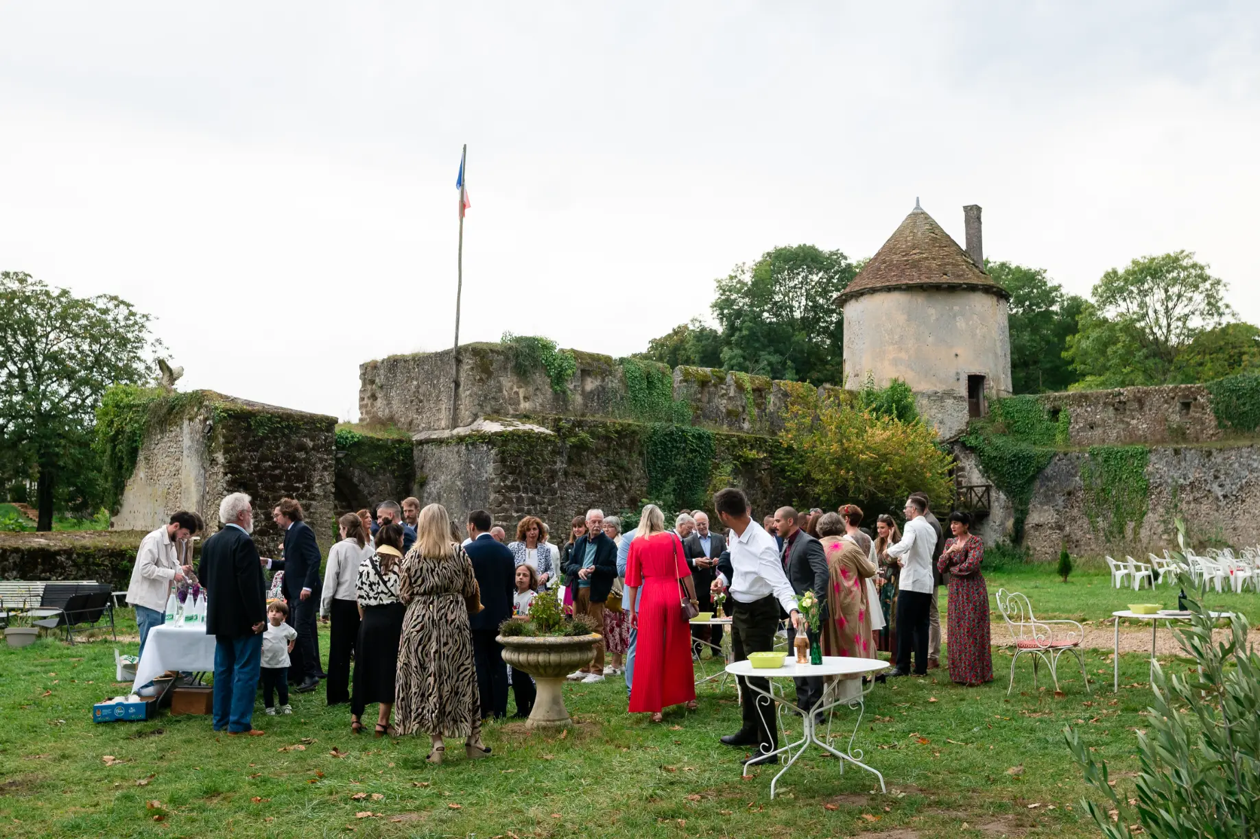 à la fin de la cérémonie laïque, les mariés et leurs invités se prennent dans les bras