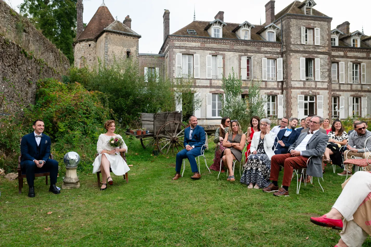photographe documentaire demariage, photo ennoir et blanc prise à la sortie d'un temple