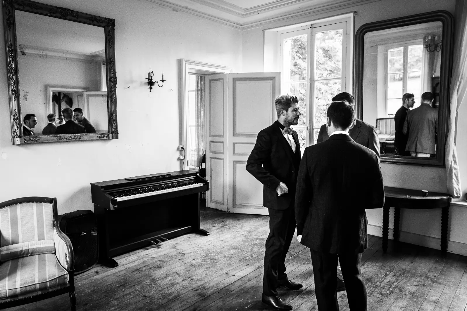 photos de deux invités qui se préparent avant un mariage, elles rigolent