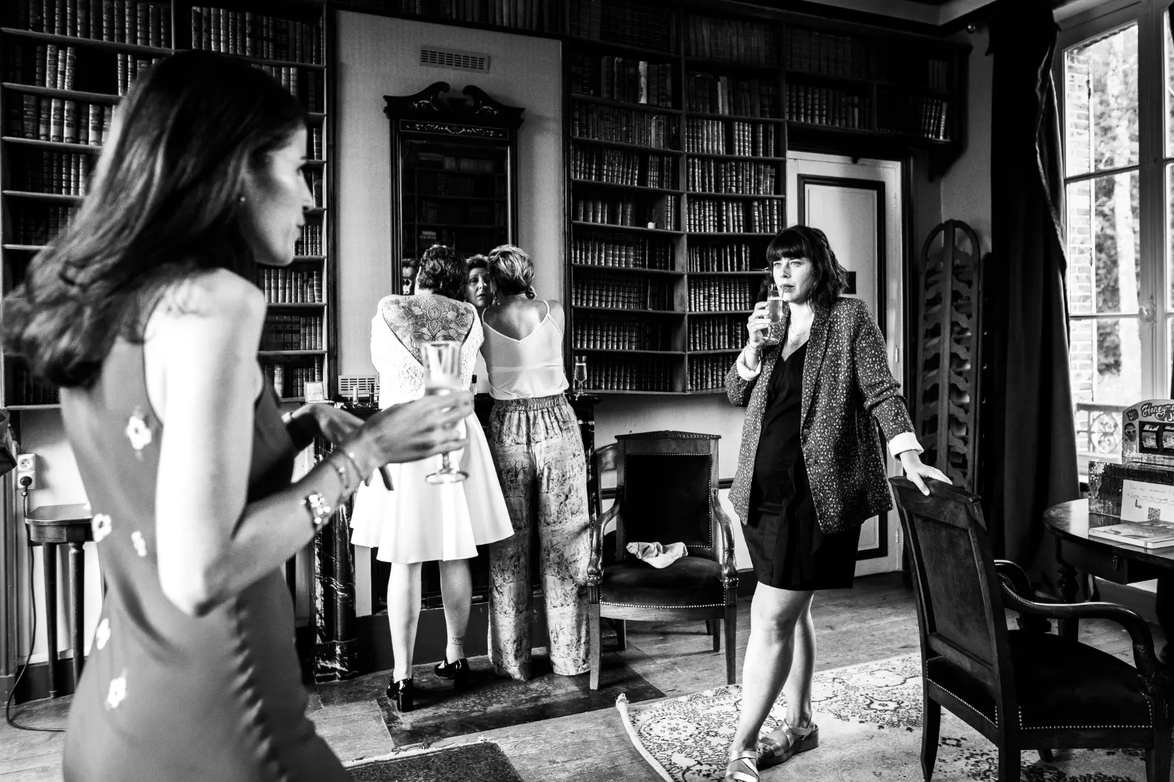 reportage documentaire de mariage au château de manou, pendant les préparatifs de la mariée