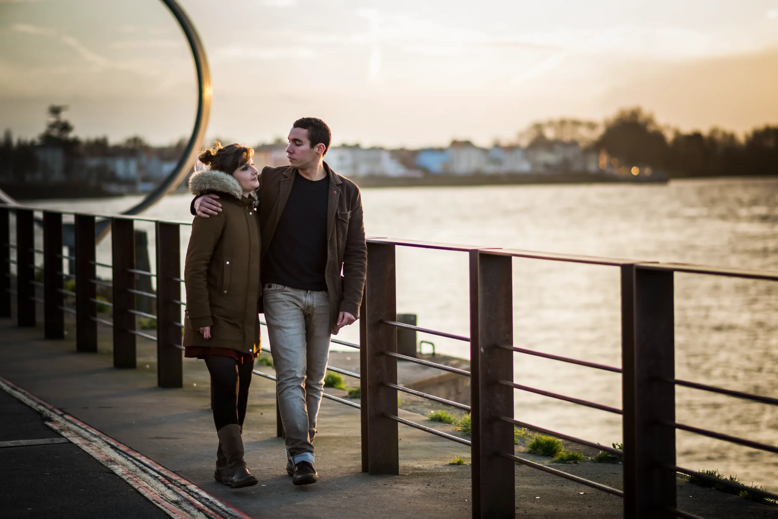 Le photographe de reportage documentaire à l'œuvre, privilégiant la discrétion et l'observation.