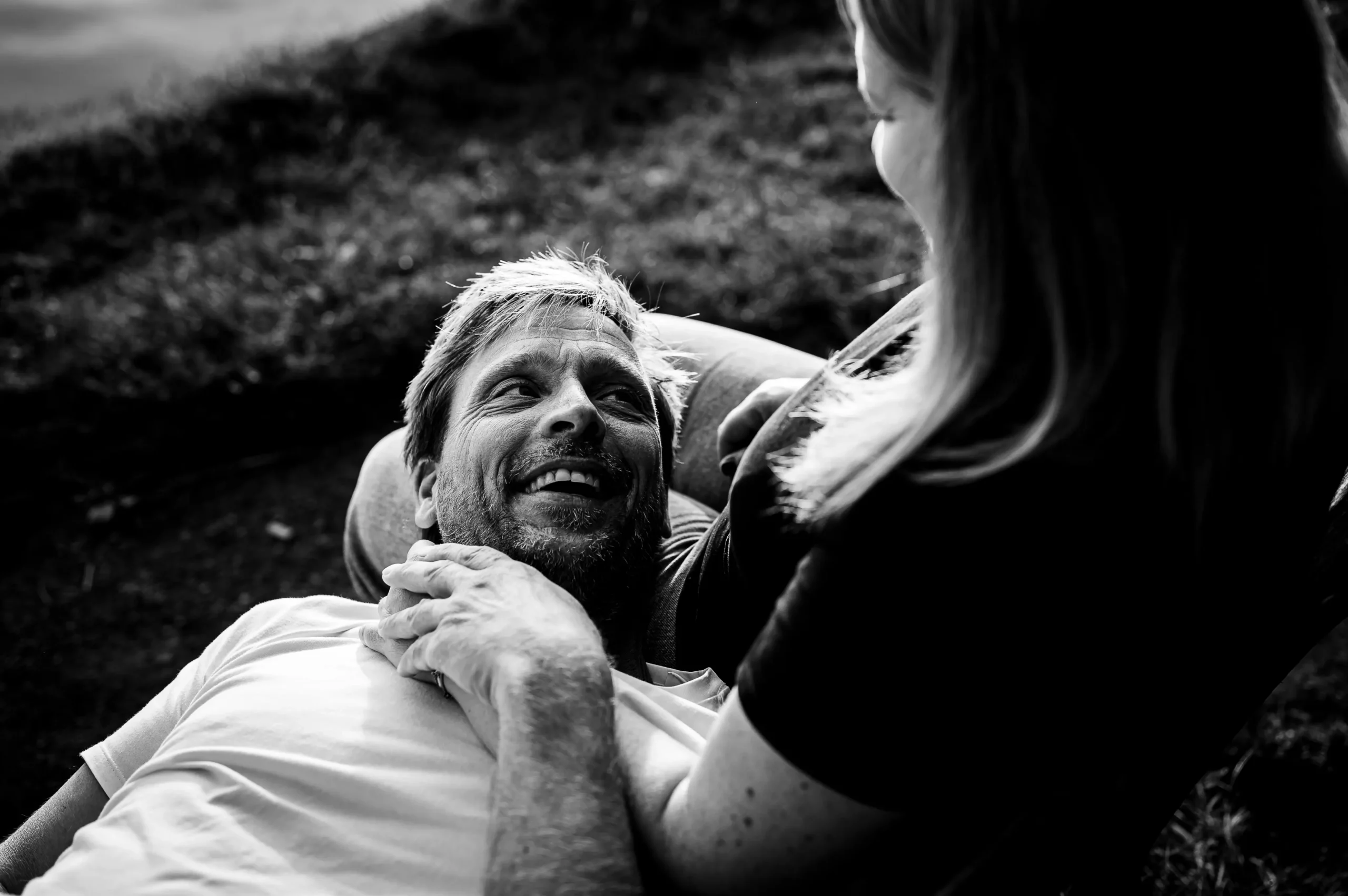 photographie documentaire de mariage pendant la soirée du mariage sous les flashs bleu et rouge du photographequi donne une ambiance moderne