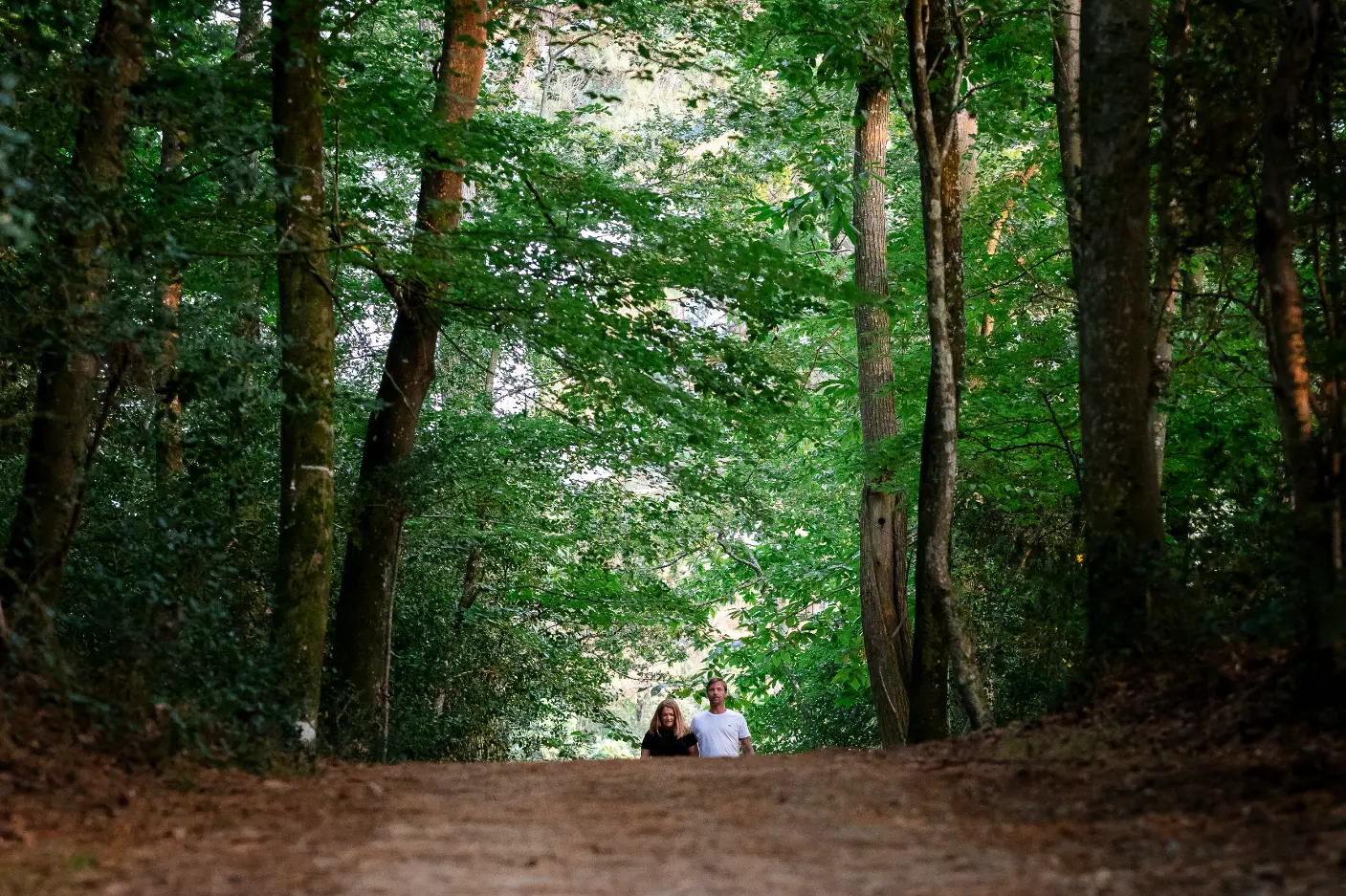 reportage de mariage pendant le bal, deux invités dansent avec plei d'énergie